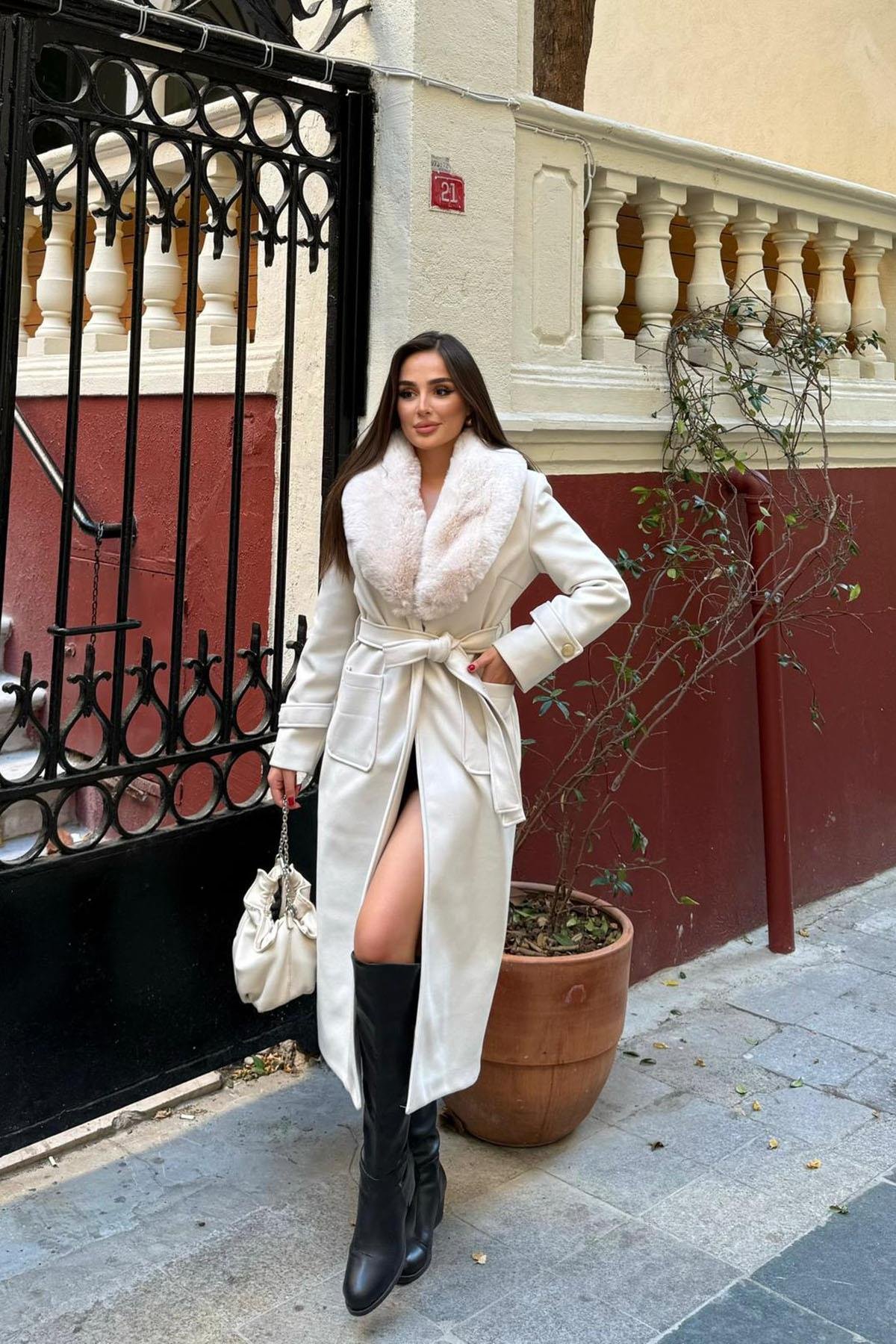 Kadın kaşe kumaş cepli yaka kürklü tam boy kuşaklı kaban DPSTR1003