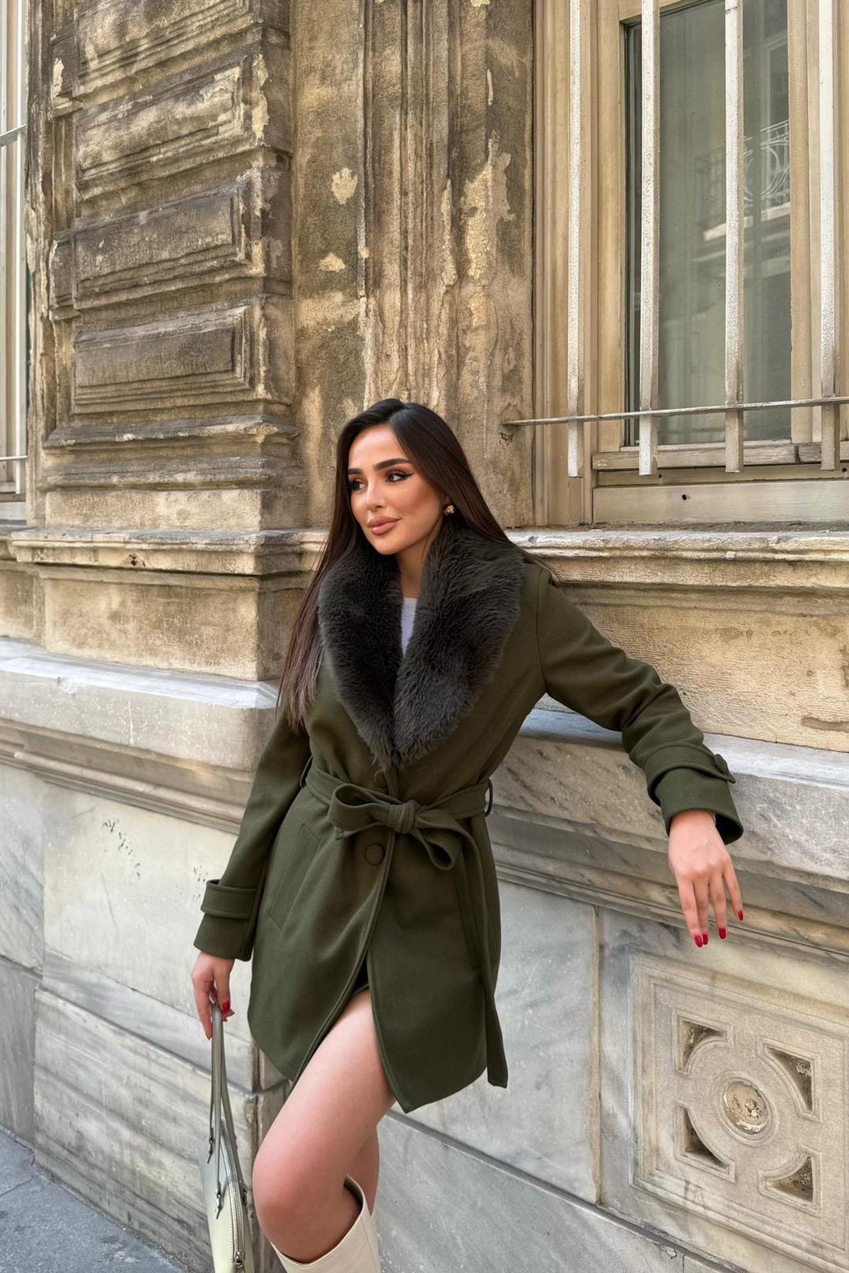 Kadın kürk yakalı kuşaklı kısa boy kaşe kaban DPSTR1019