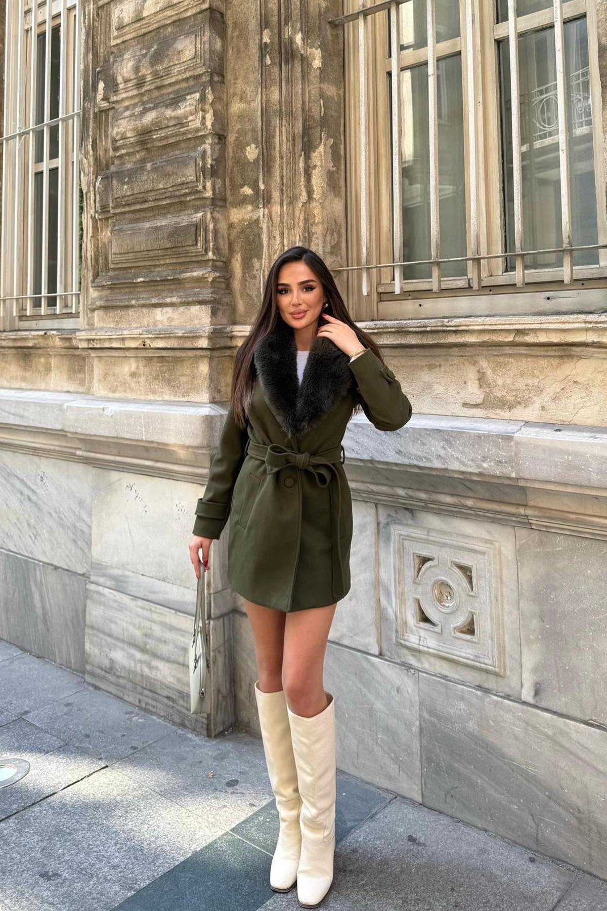 Kadın kürk yakalı kuşaklı kısa boy kaşe kaban DPSTR1019