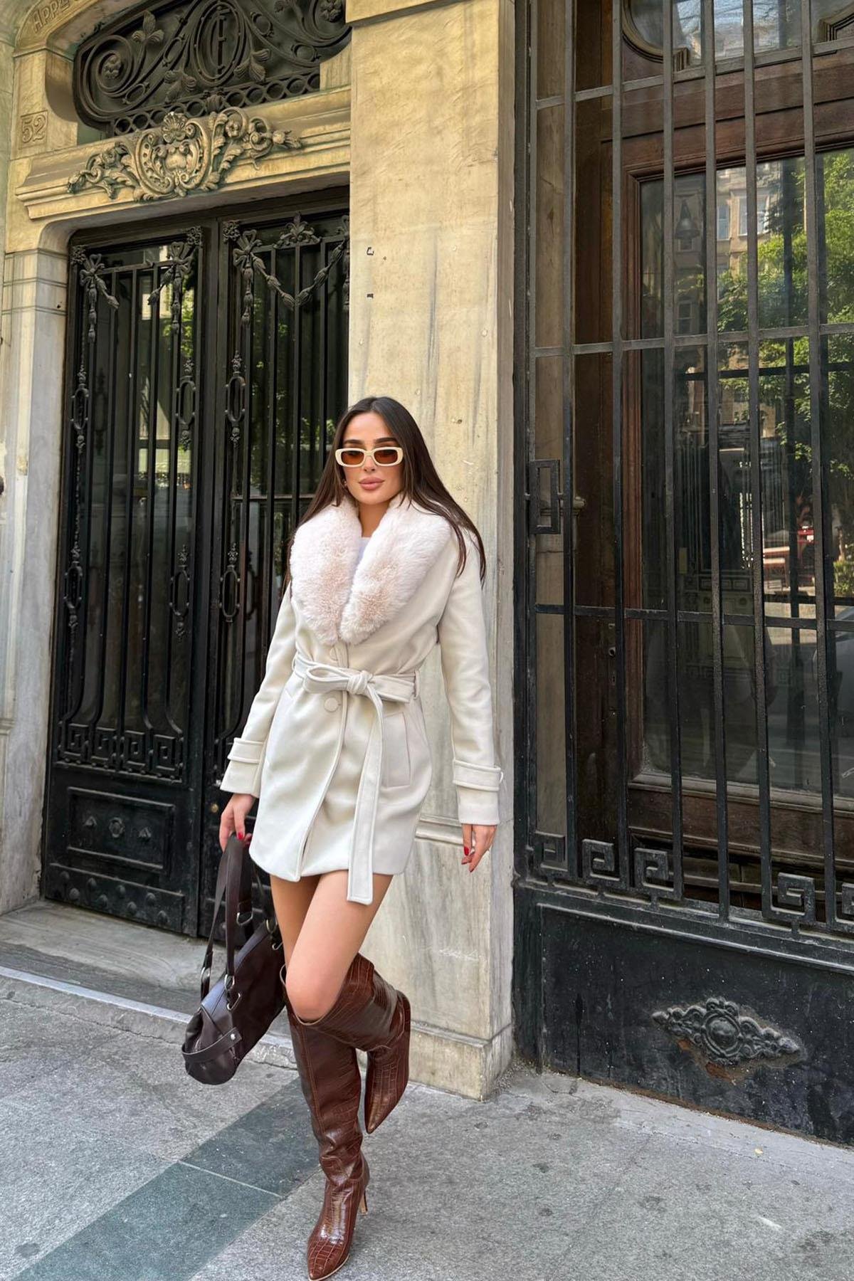 Kadın kürk yakalı kuşaklı kısa boy kaşe kaban DPSTR1019