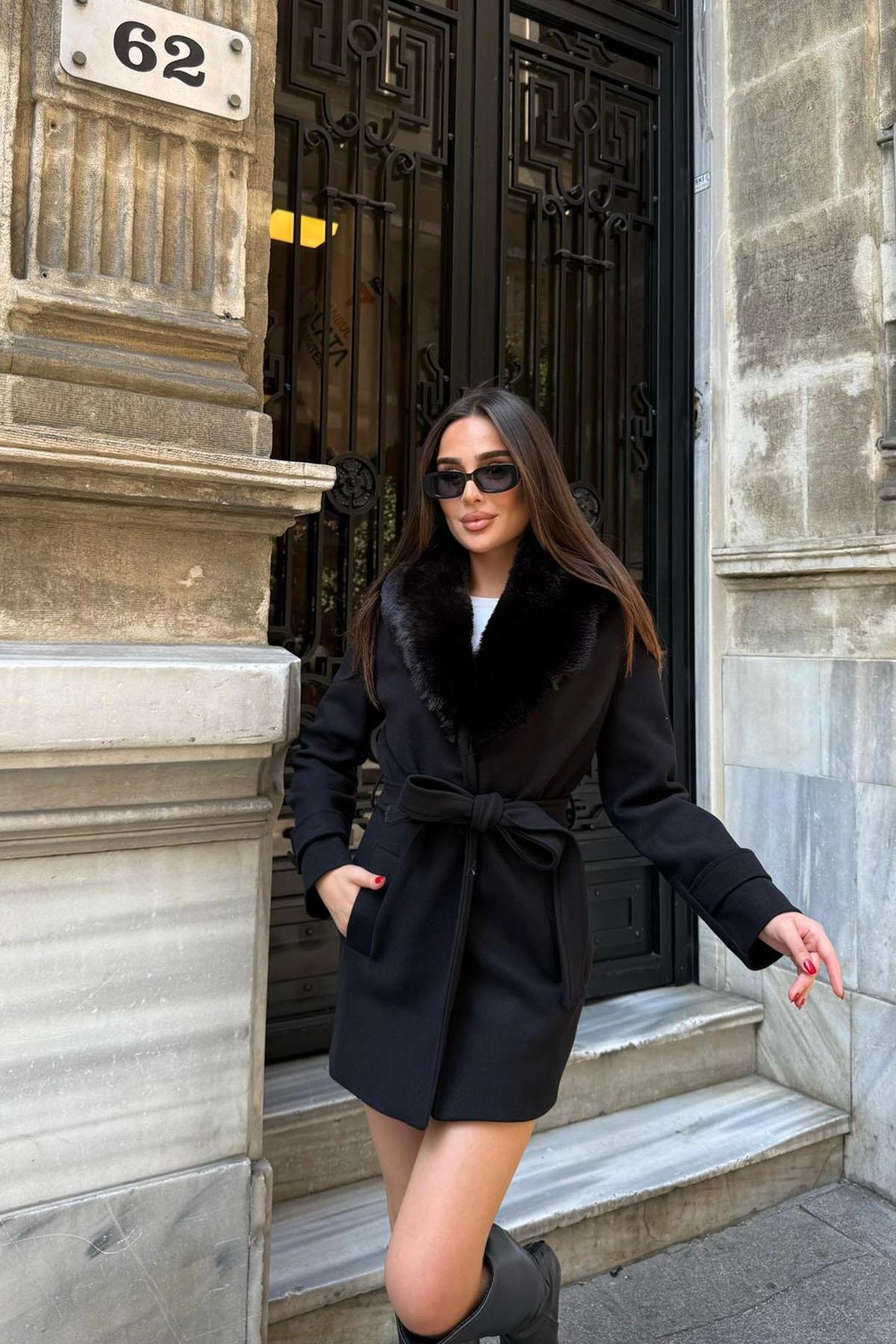 Kadın kürk yakalı kuşaklı kısa boy kaşe kaban DPSTR1019