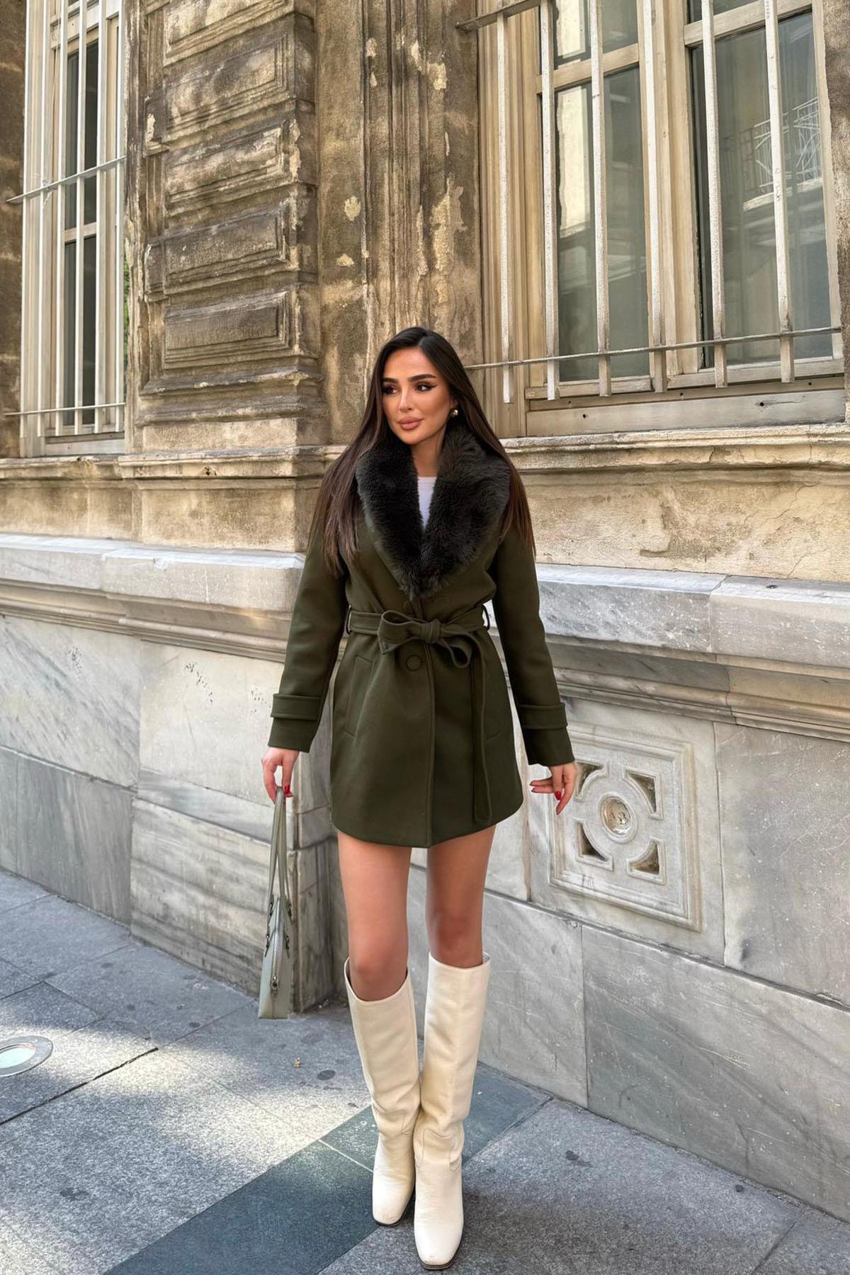 Kadın kürk yakalı kuşaklı kısa boy kaşe kaban DPSTR1019