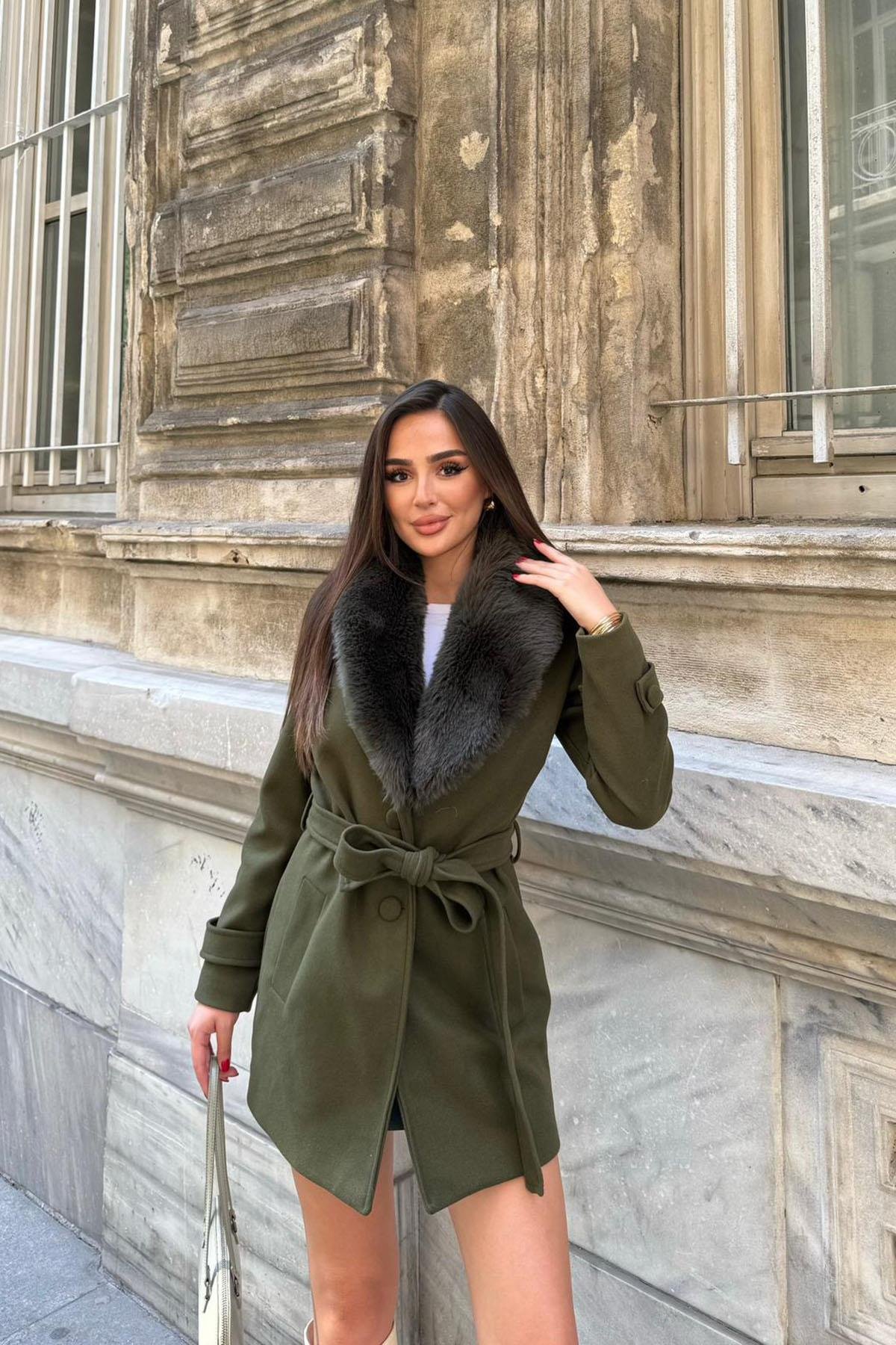 Kadın kürk yakalı kuşaklı kısa boy kaşe kaban DPSTR1019