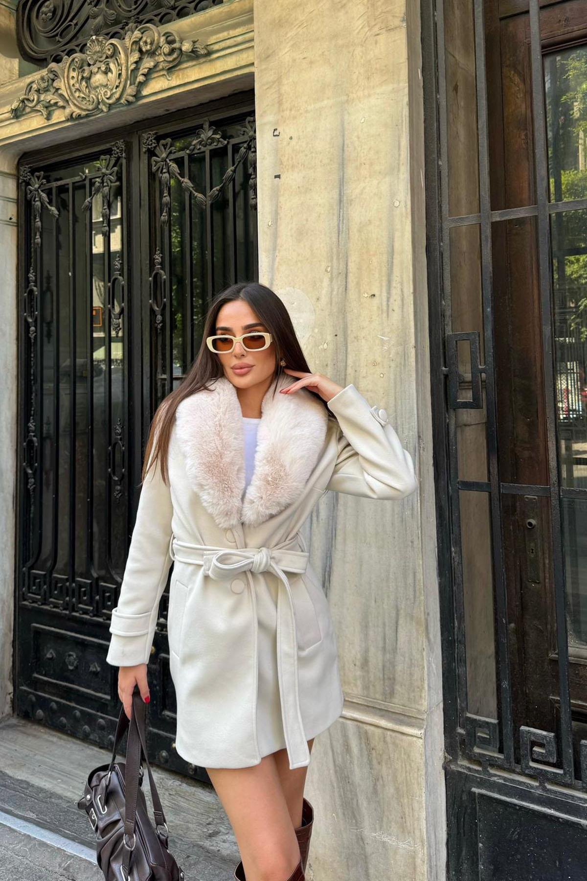 Kadın kürk yakalı kuşaklı kısa boy kaşe kaban DPSTR1019