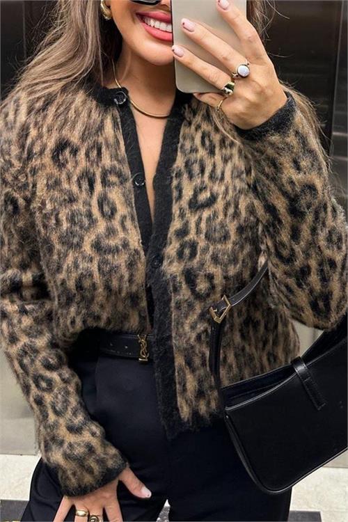 Neşeli butiık kadın leopar desenli düğmeli hırka NBASP24303