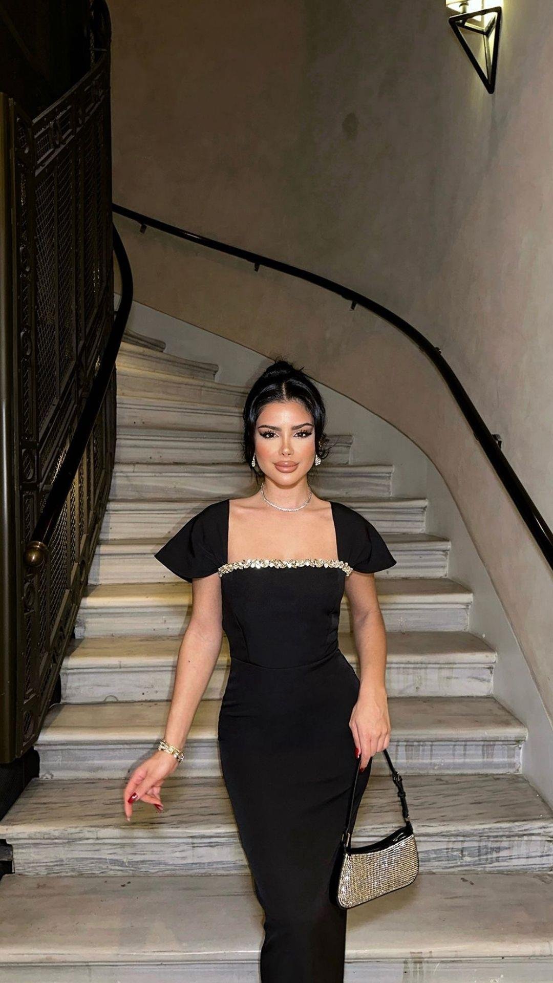 Kristal Taş Detaylı Kare Yaka Maksi Boy Siyah Elbise