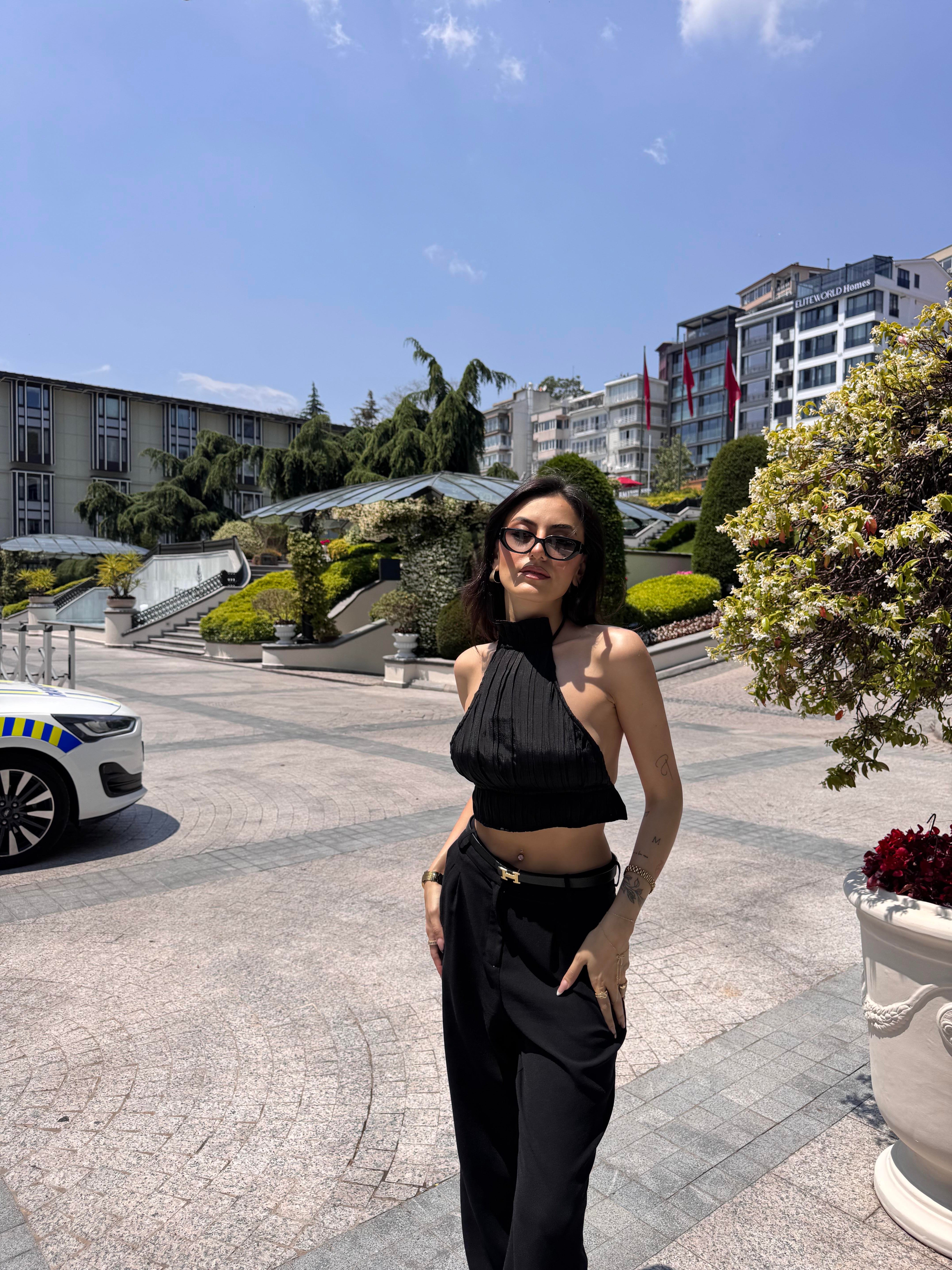 HALTER YAKA PİLELİ BLUZ-SİYAH