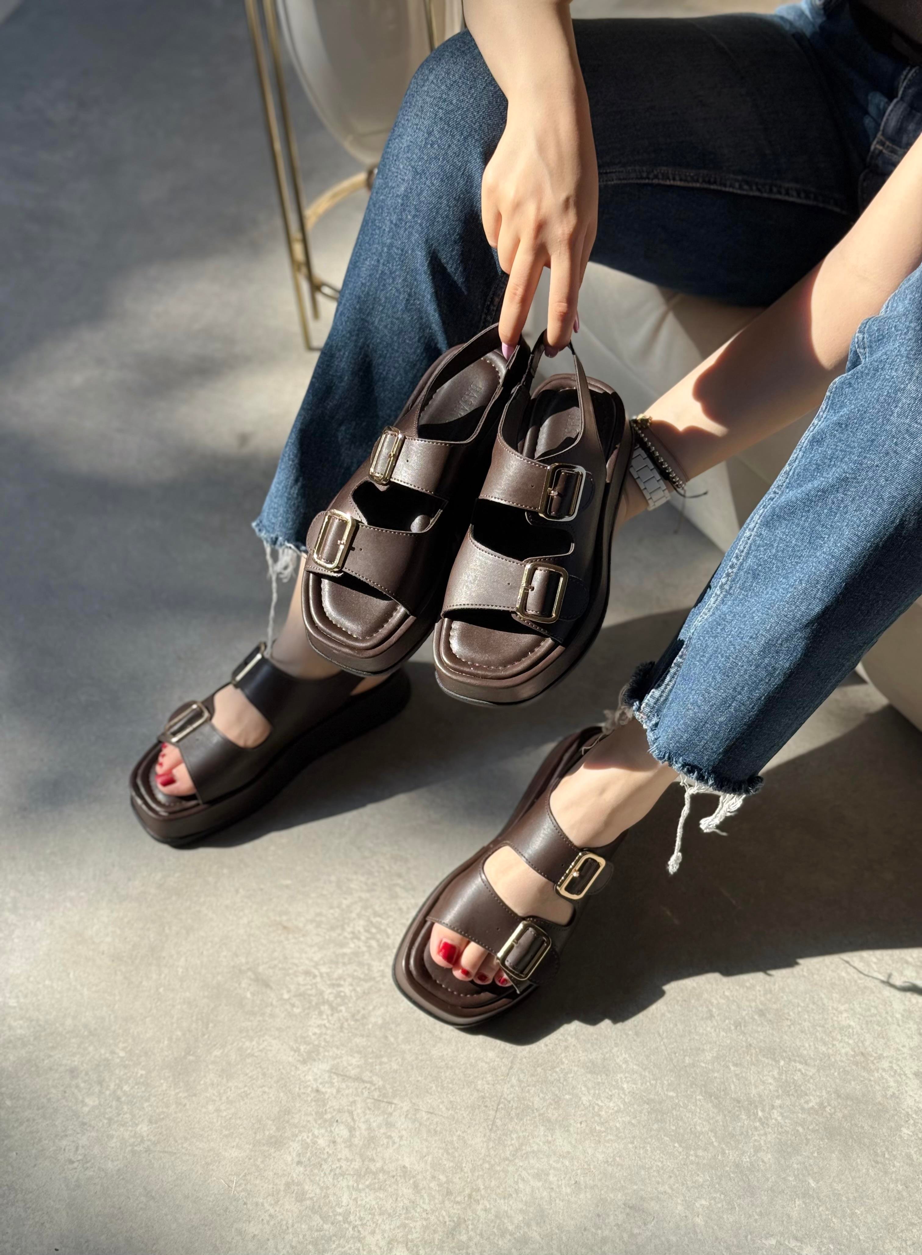 Chloe Acı Kahve Tokalı Sandalet 