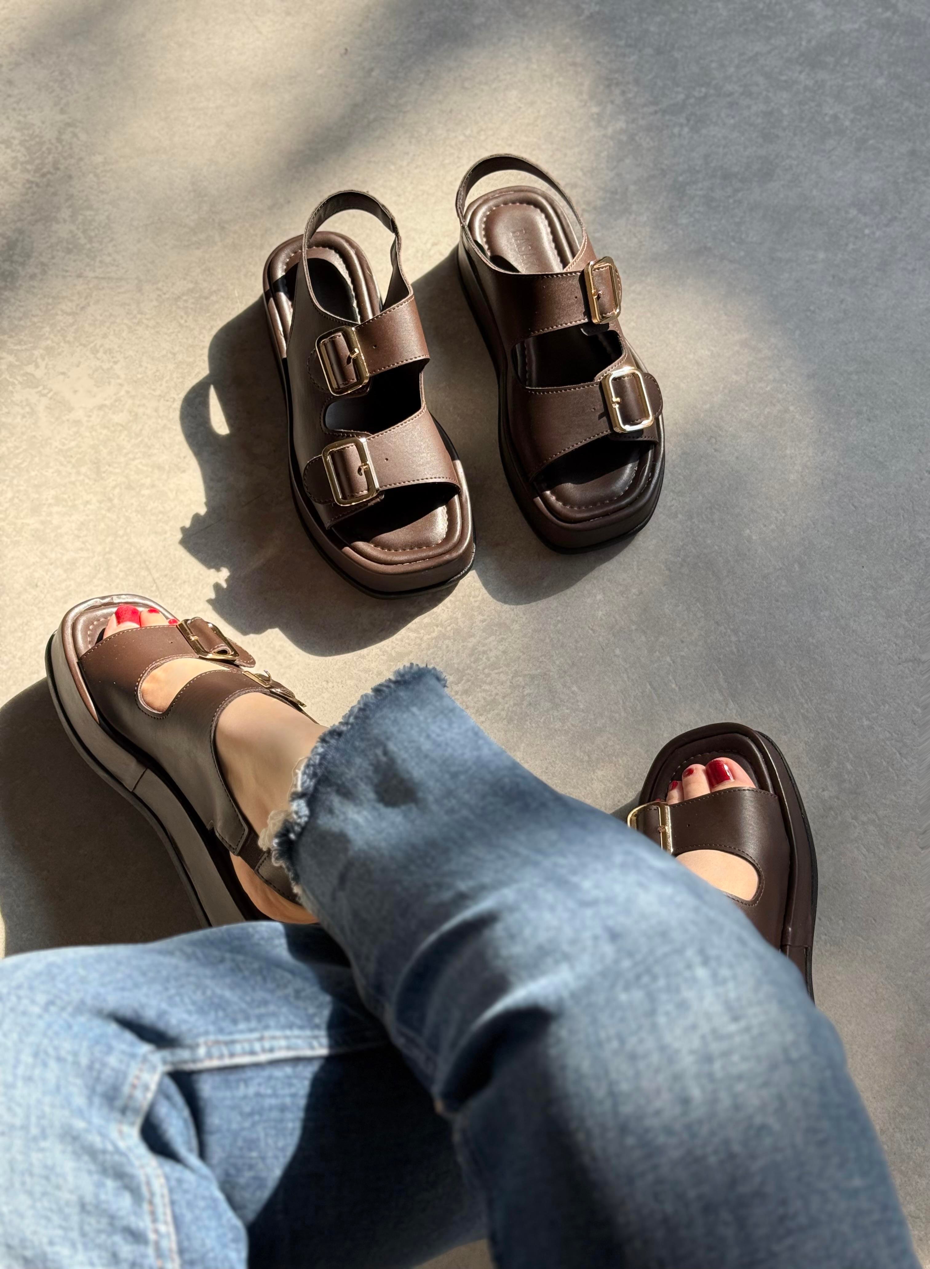 Chloe Acı Kahve Tokalı Sandalet 