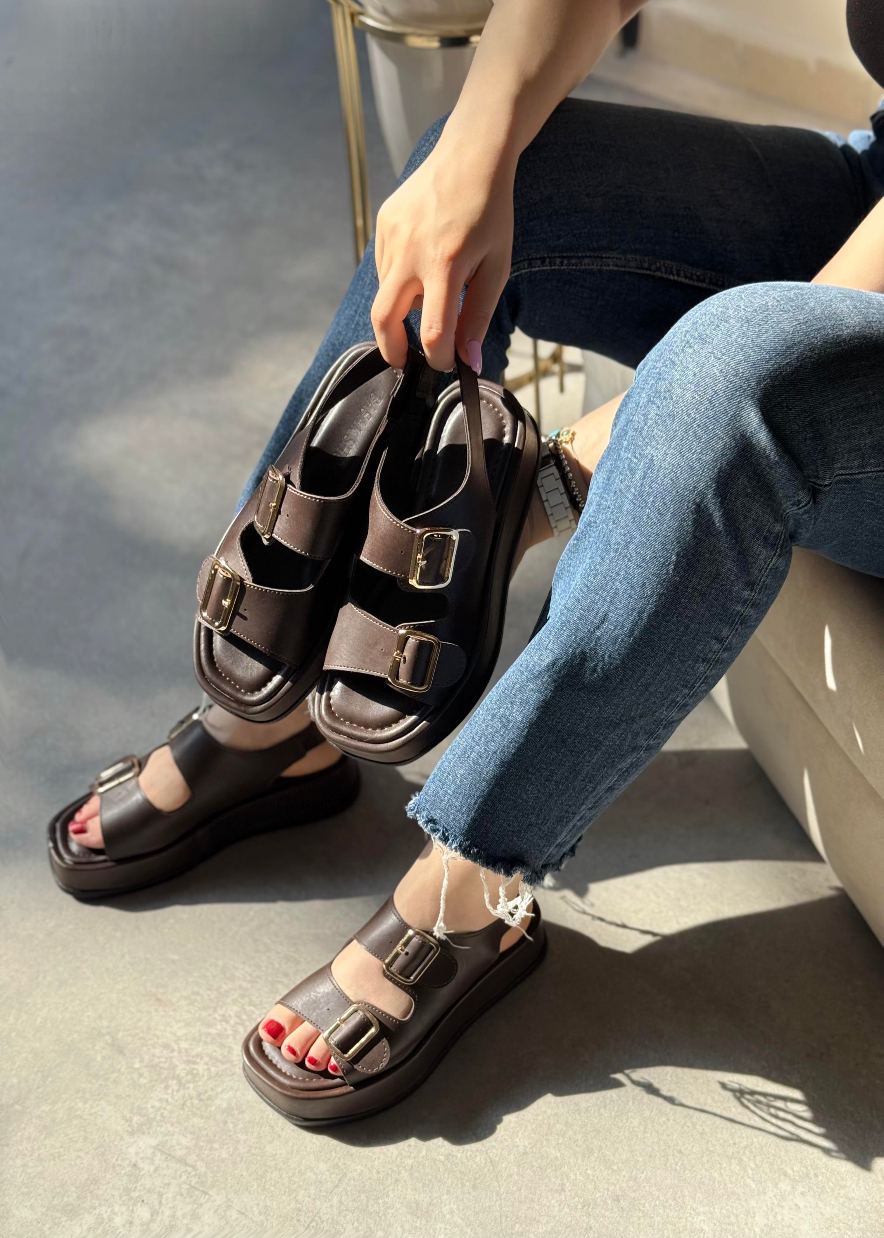 Chloe Acı Kahve Tokalı Sandalet 