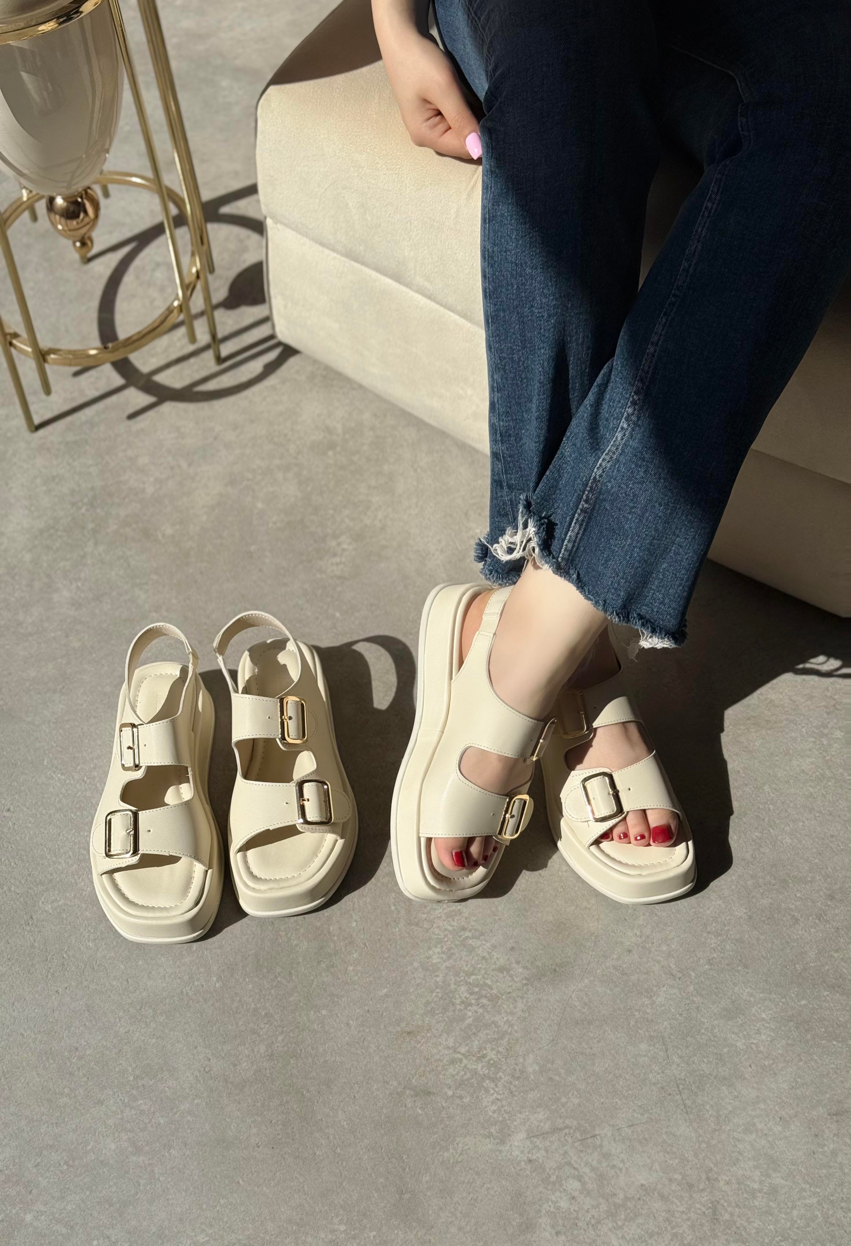 Chloe Krem Tokalı Sandalet 