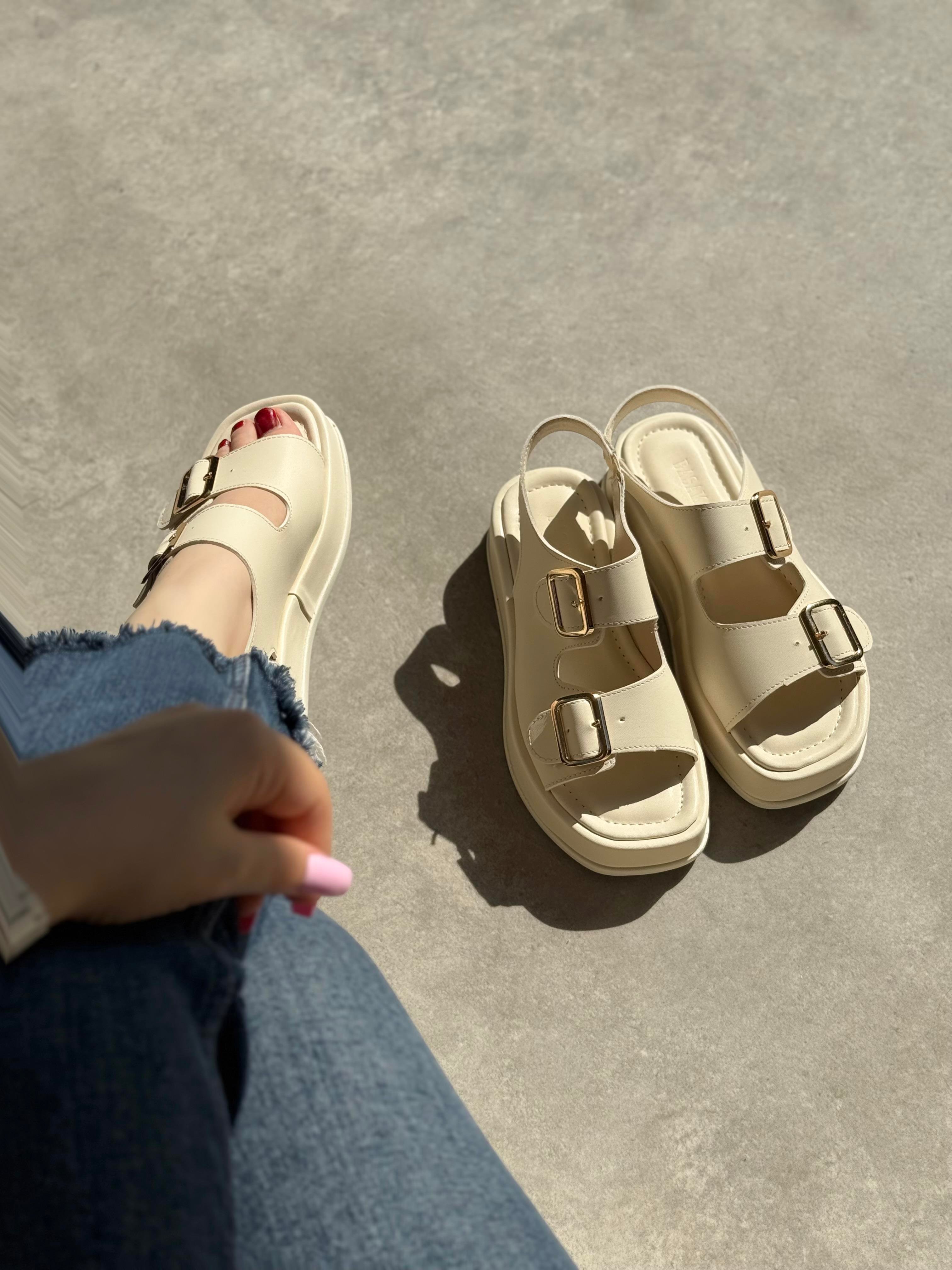 Chloe Krem Tokalı Sandalet 