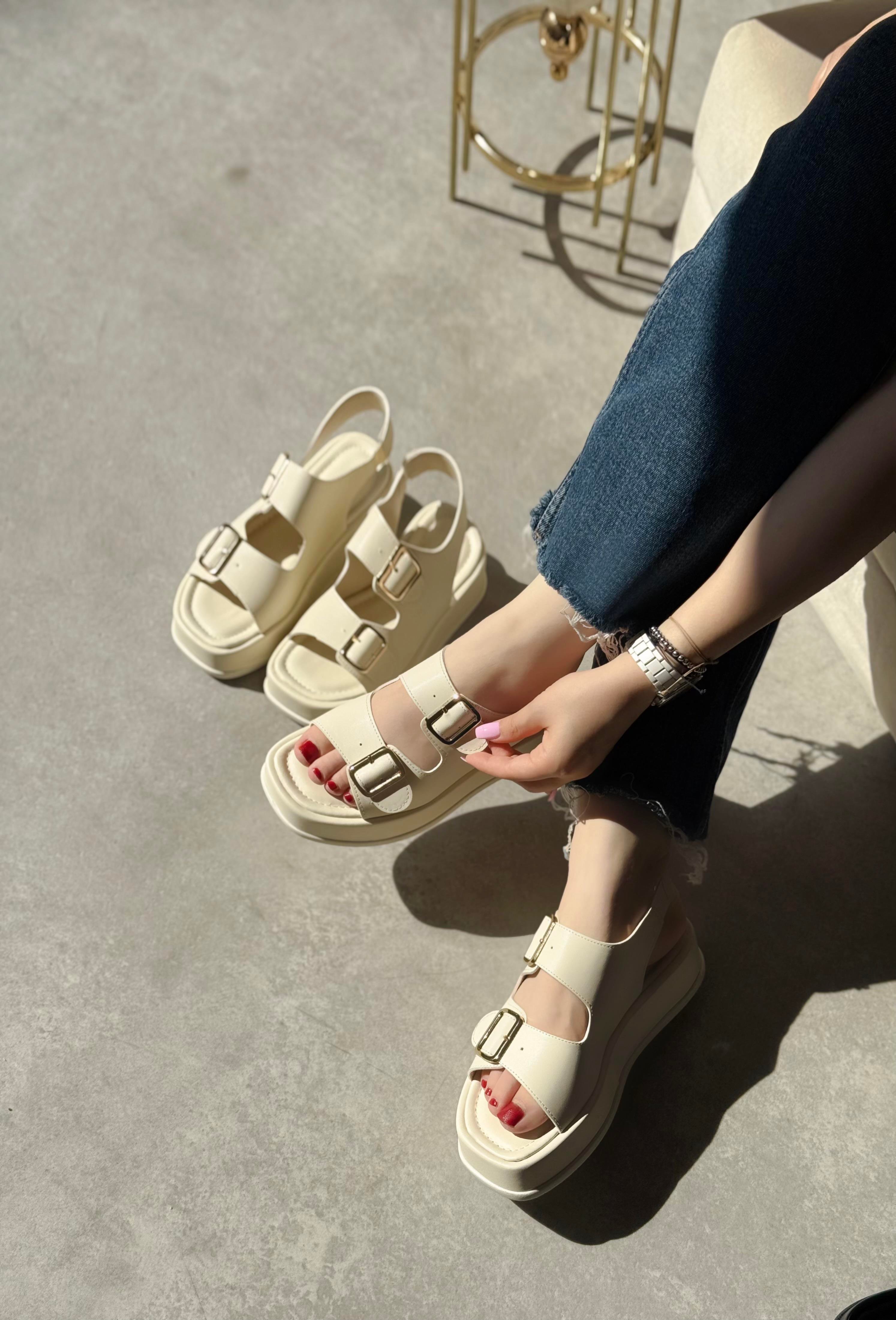 Chloe Krem Tokalı Sandalet 