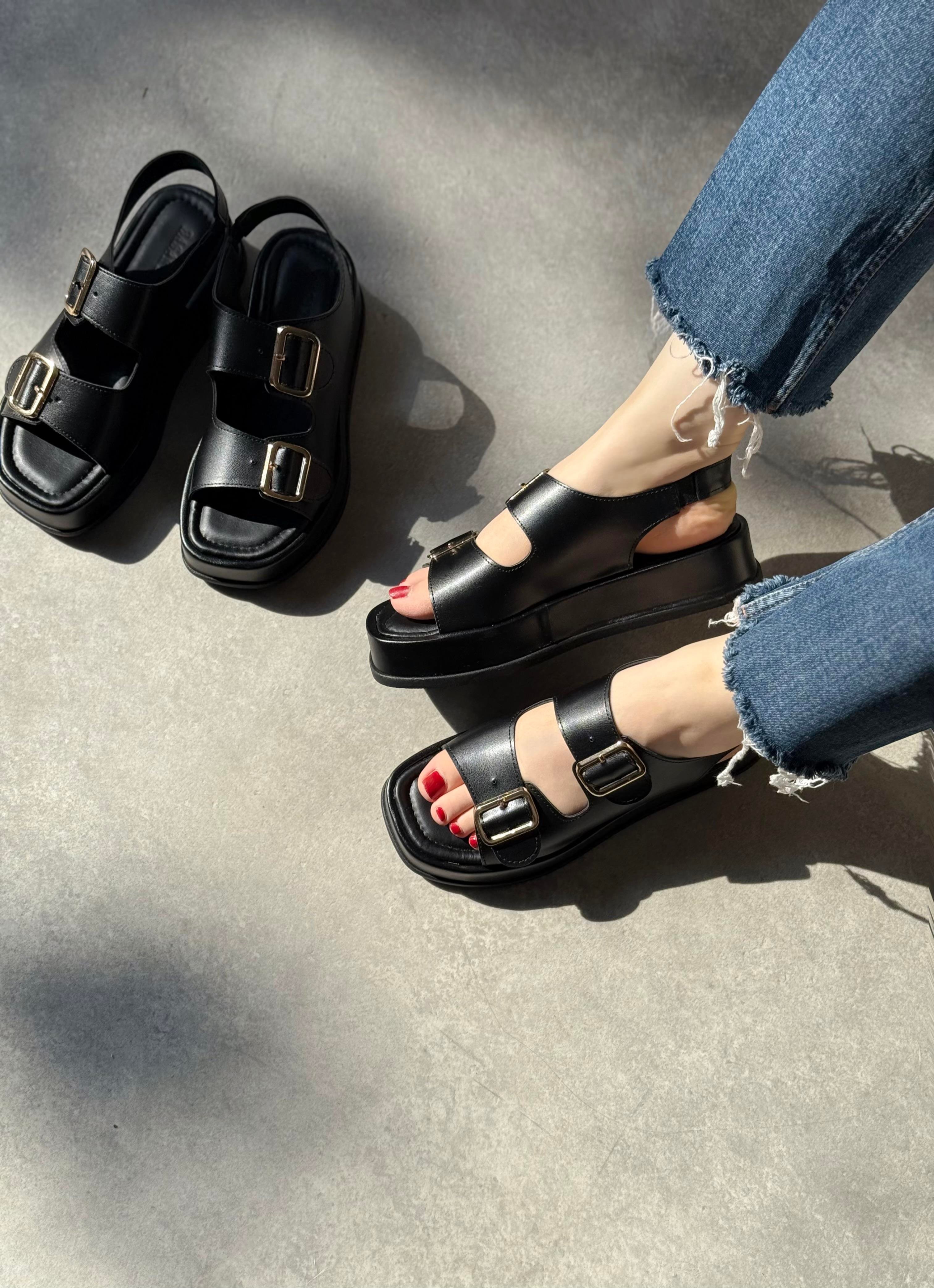 Chloe Siyah Tokalı Sandalet 