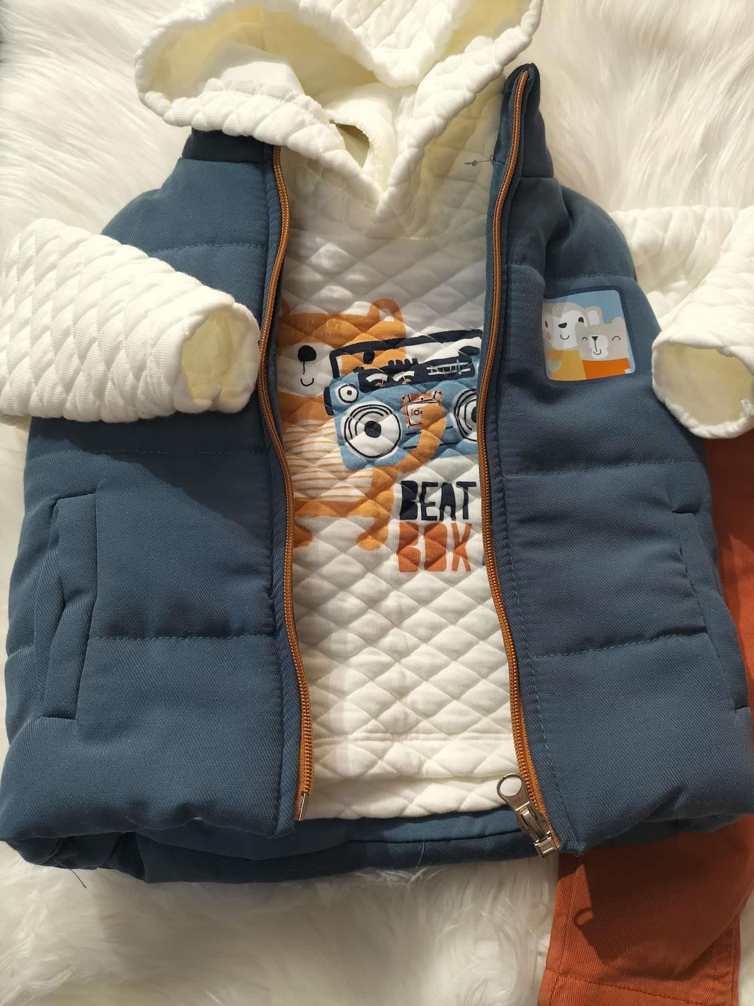  BEBEK LACİVERT KAPİŞONLU YELEKLİ ÜSTÜ BASKILI KREM