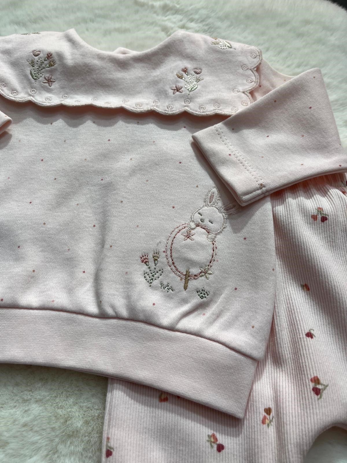   CARAMELL ÇİÇEK VE TAVŞAN NAKIŞLI YAKALI İKİLİ KIZ BEBEK TAKIMI