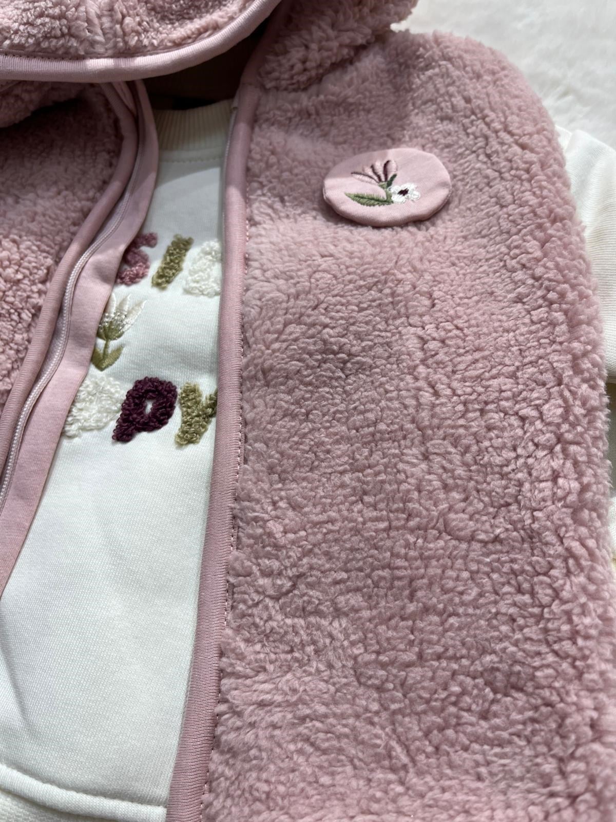  ÇİÇEK NAKIŞLI PELUŞ YELEKLİ KIZ BEBEK TAKIM