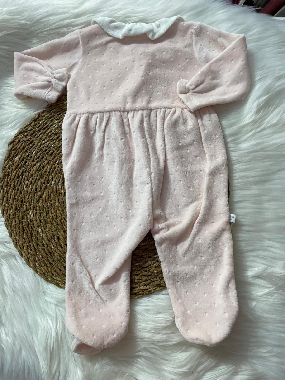 BEBEK BEBE YAKA PEMBE KALP VE FİYONK DESENLİ GİZLİ FERMUARLI PATİKLİ TULUM