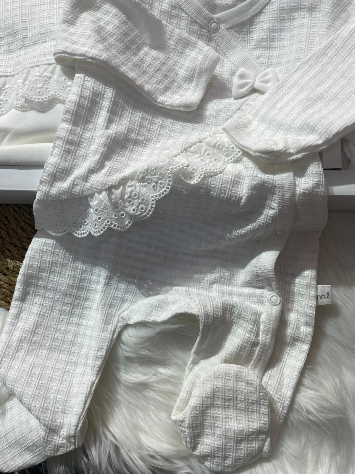 BEBEK BEYAZ FİTİLLİ YAKASI DANTEL DETAYLI FİYONLU 10'LU HASTANE ÇIKIŞI