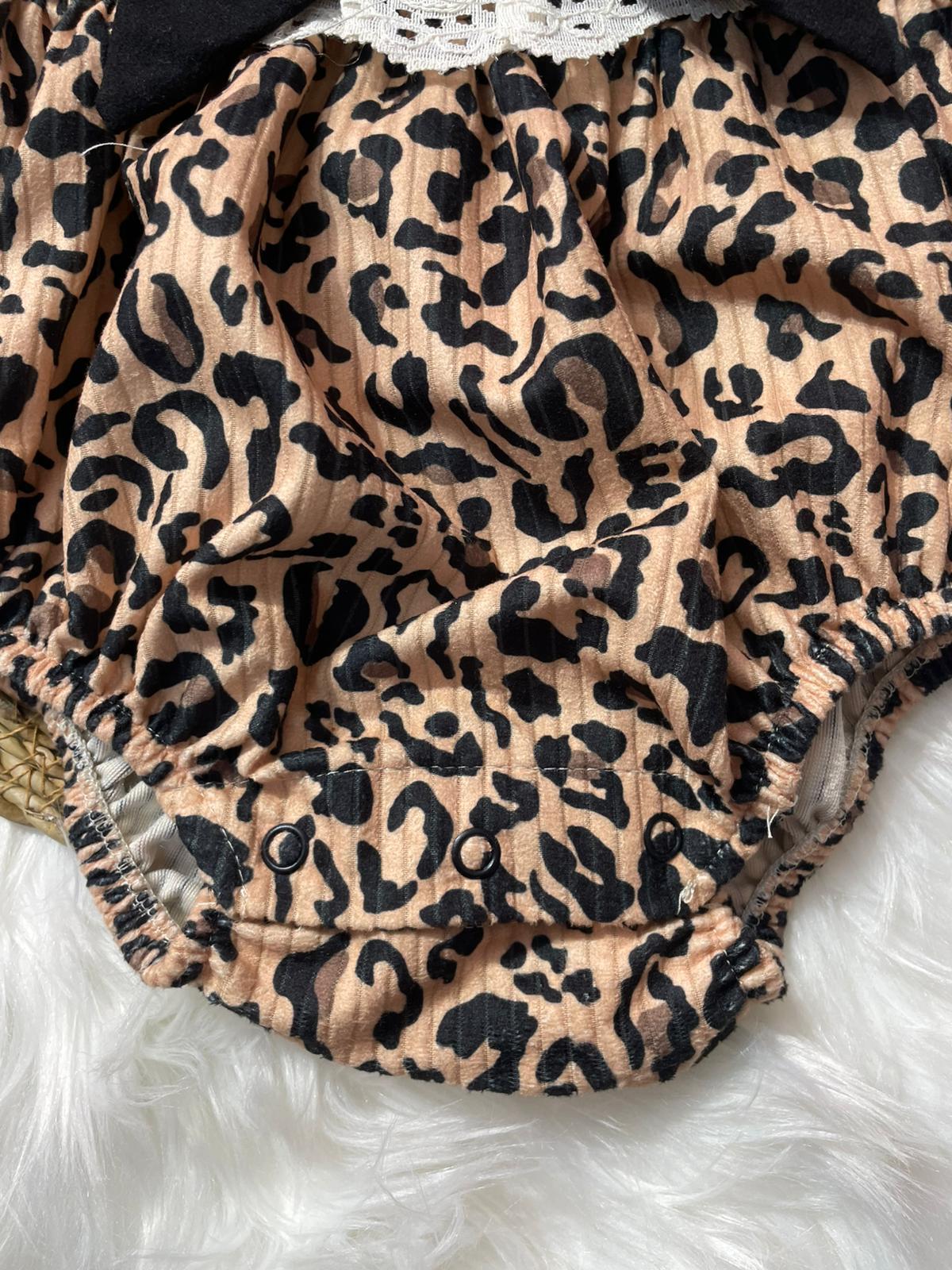 BEBEK LEOPAR DESENLİ BEBE YAKA DANTELLİ FİYONK DETAYLI TULUM