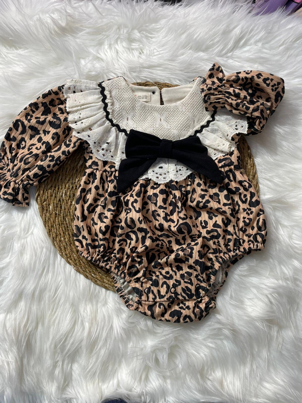 BEBEK LEOPAR DESENLİ BEBE YAKA DANTELLİ FİYONK DETAYLI TULUM