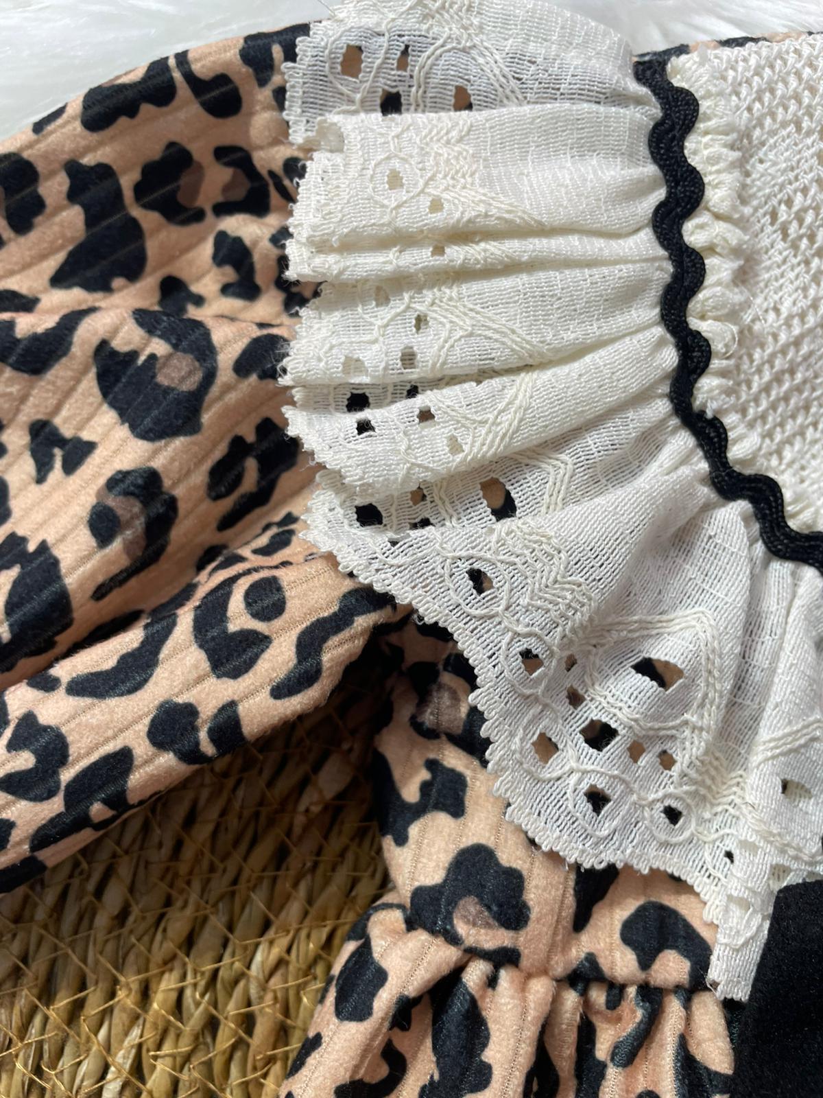 BEBEK LEOPAR DESENLİ BEBE YAKA DANTELLİ FİYONK DETAYLI TULUM
