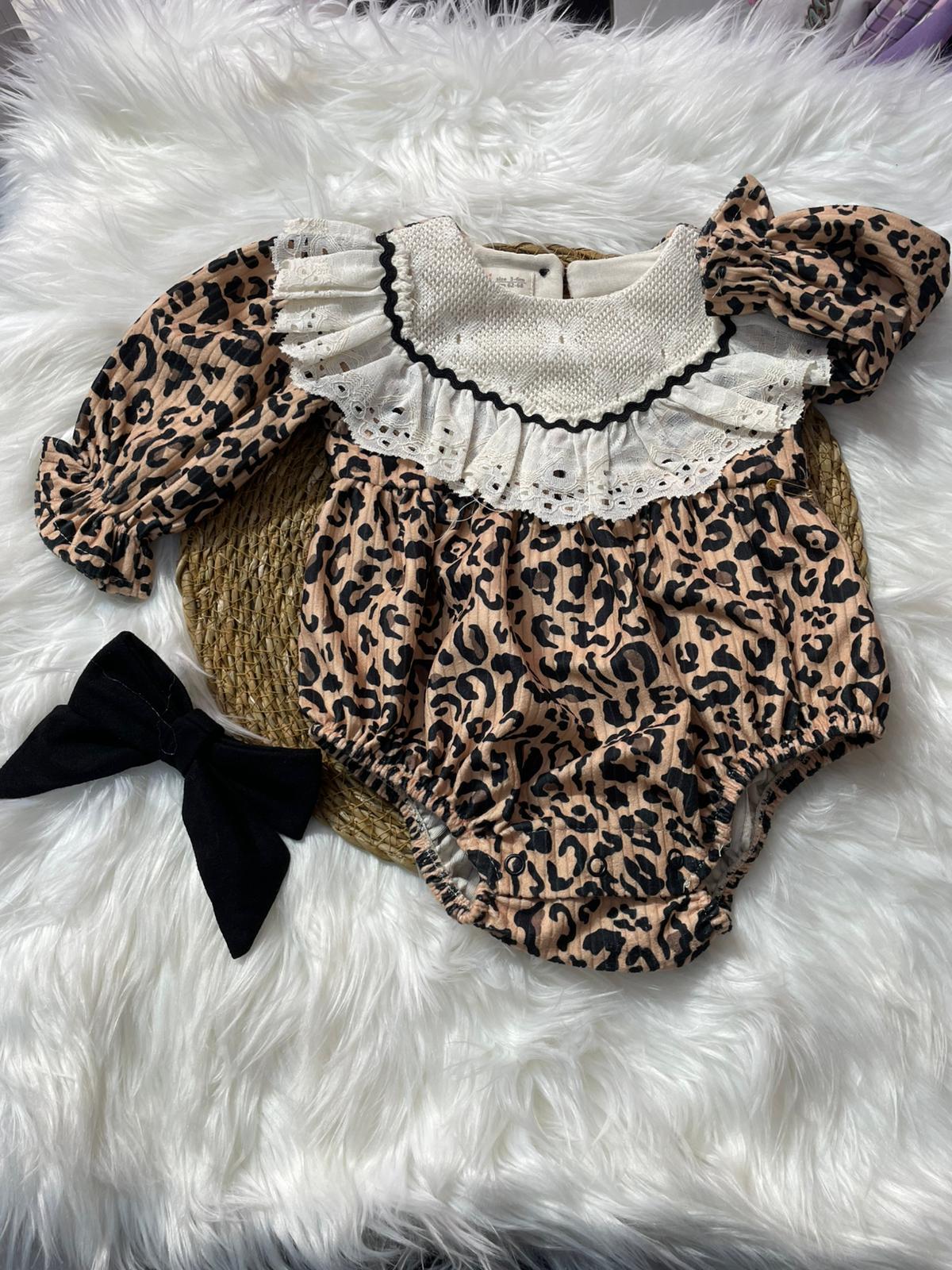 BEBEK LEOPAR DESENLİ BEBE YAKA DANTELLİ FİYONK DETAYLI TULUM