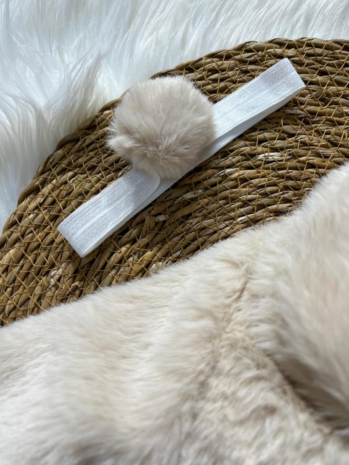 DÜZ RENK BANDANALI PONPON DÜĞMELİ ANGORA PELUŞ KIZ
