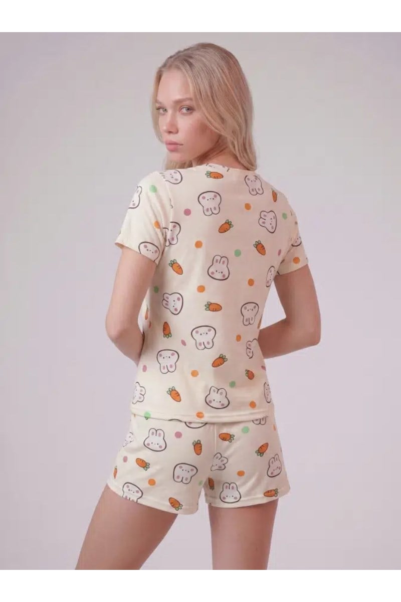 Tavşan ve Havuç Desenli Tshirt Şort Pijama TakımıKADIN PİJAMA TAKIMI