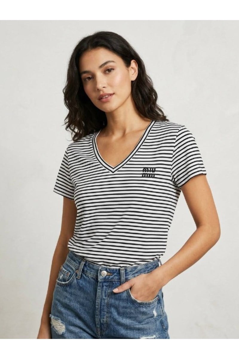 V Yaka MIU Nakışlı TshirtKADIN T-SHİRT