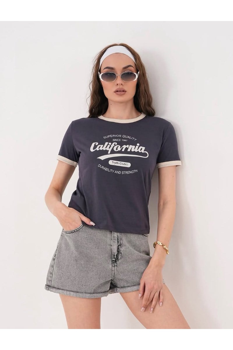 Yaka ve Kol Bilyeli California Baskılı TshirtKADIN T-SHİRT