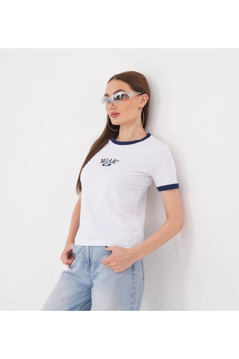Yaka ve Kol Biyeli Önü MIAMI Nakışlı TshirtKADIN T-SHİRT