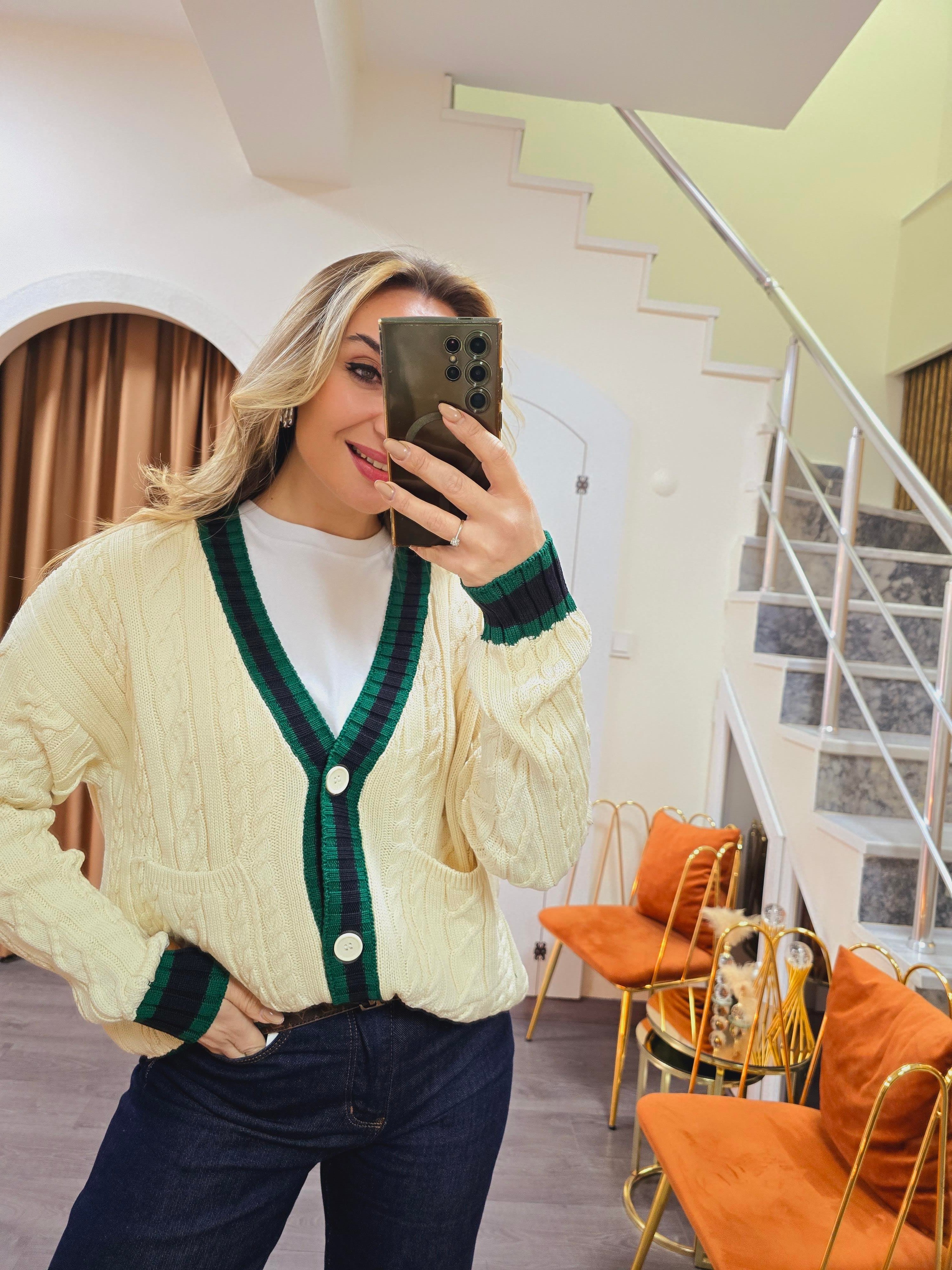 BEJ DİLVİN HIRKA