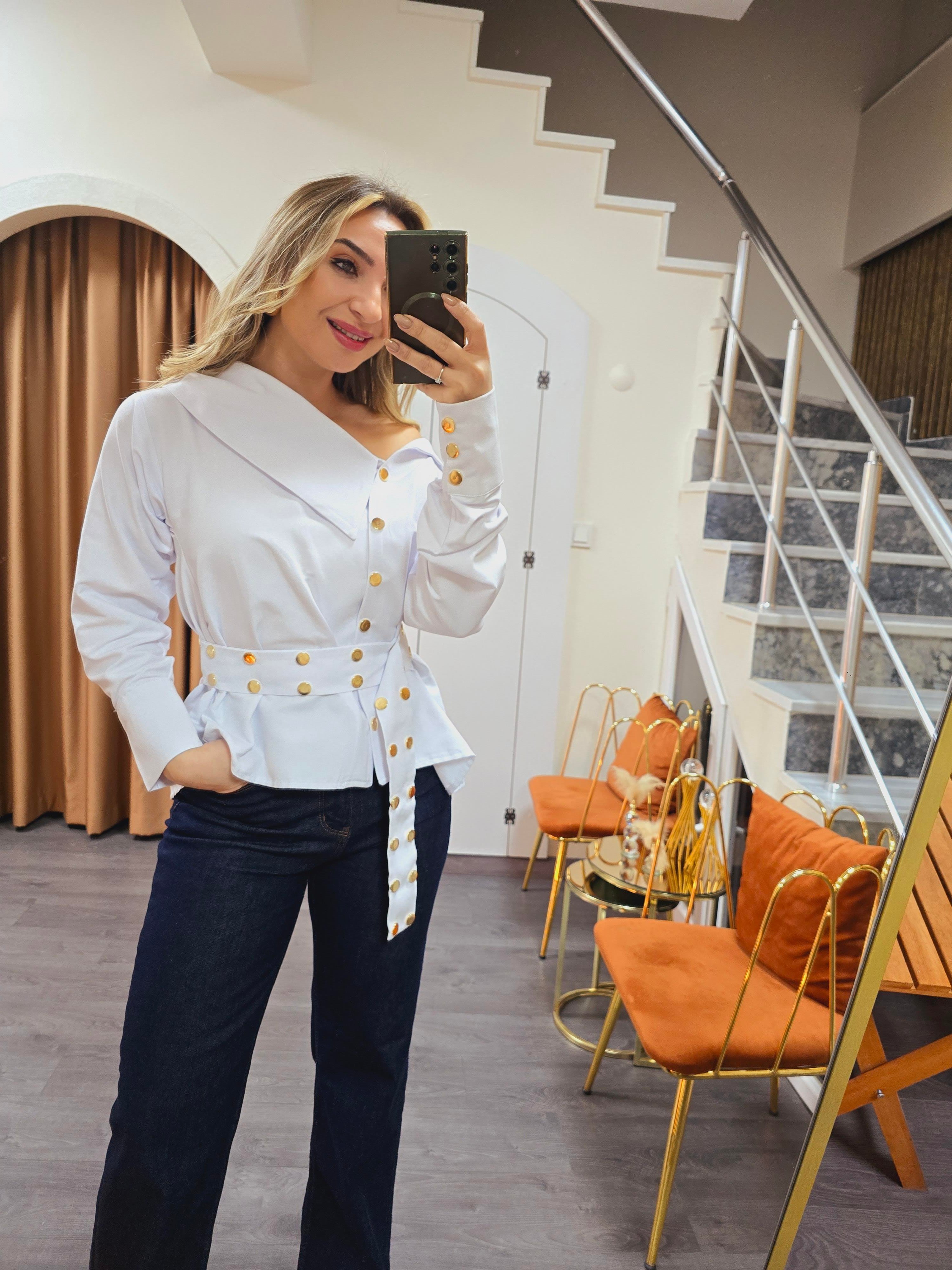 BEYAZ GOLD ZIMBALI KEMER DETAYLI GÖMLEK