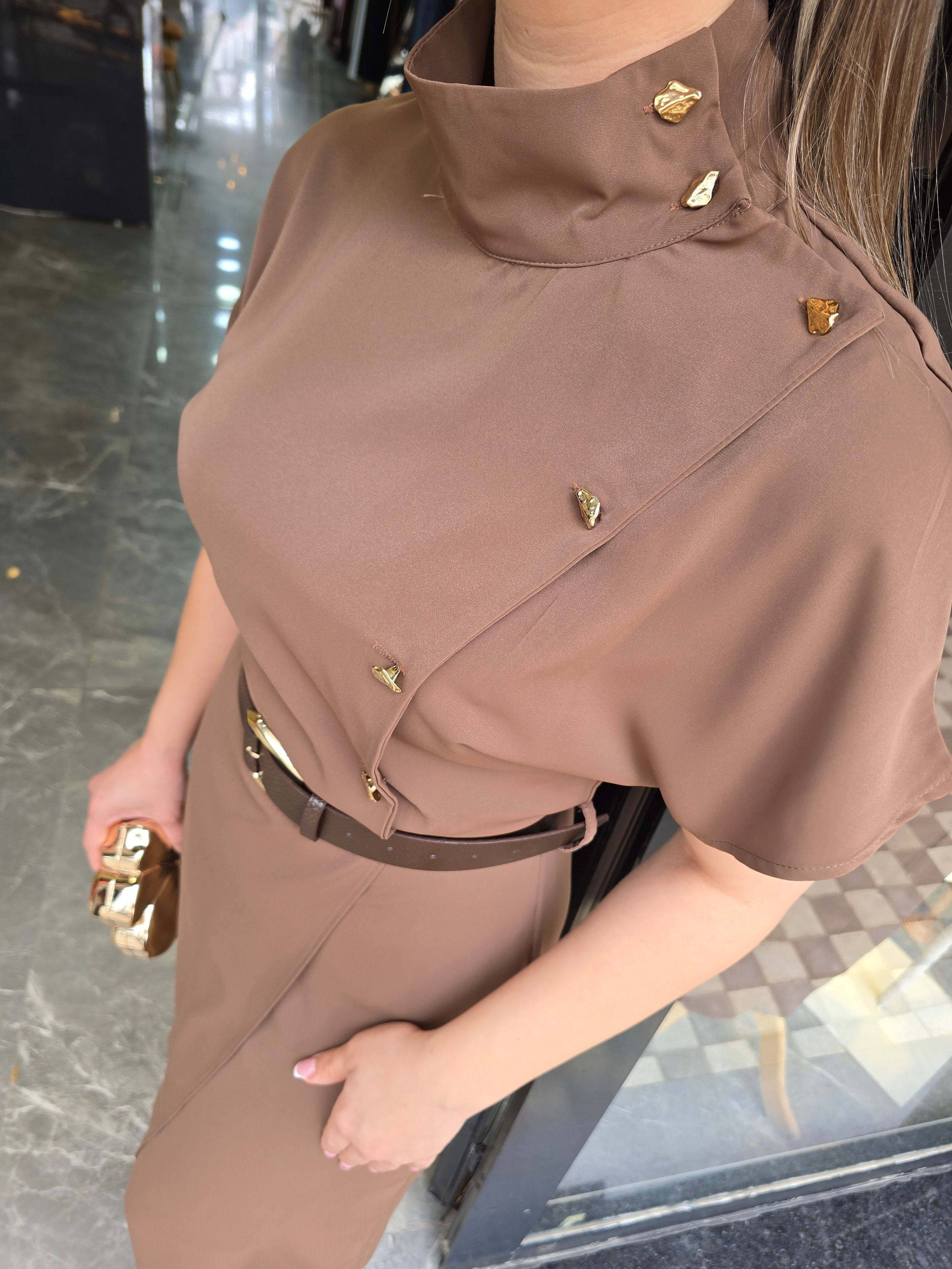 KAHVE DÜĞMELİ ELBİSE 