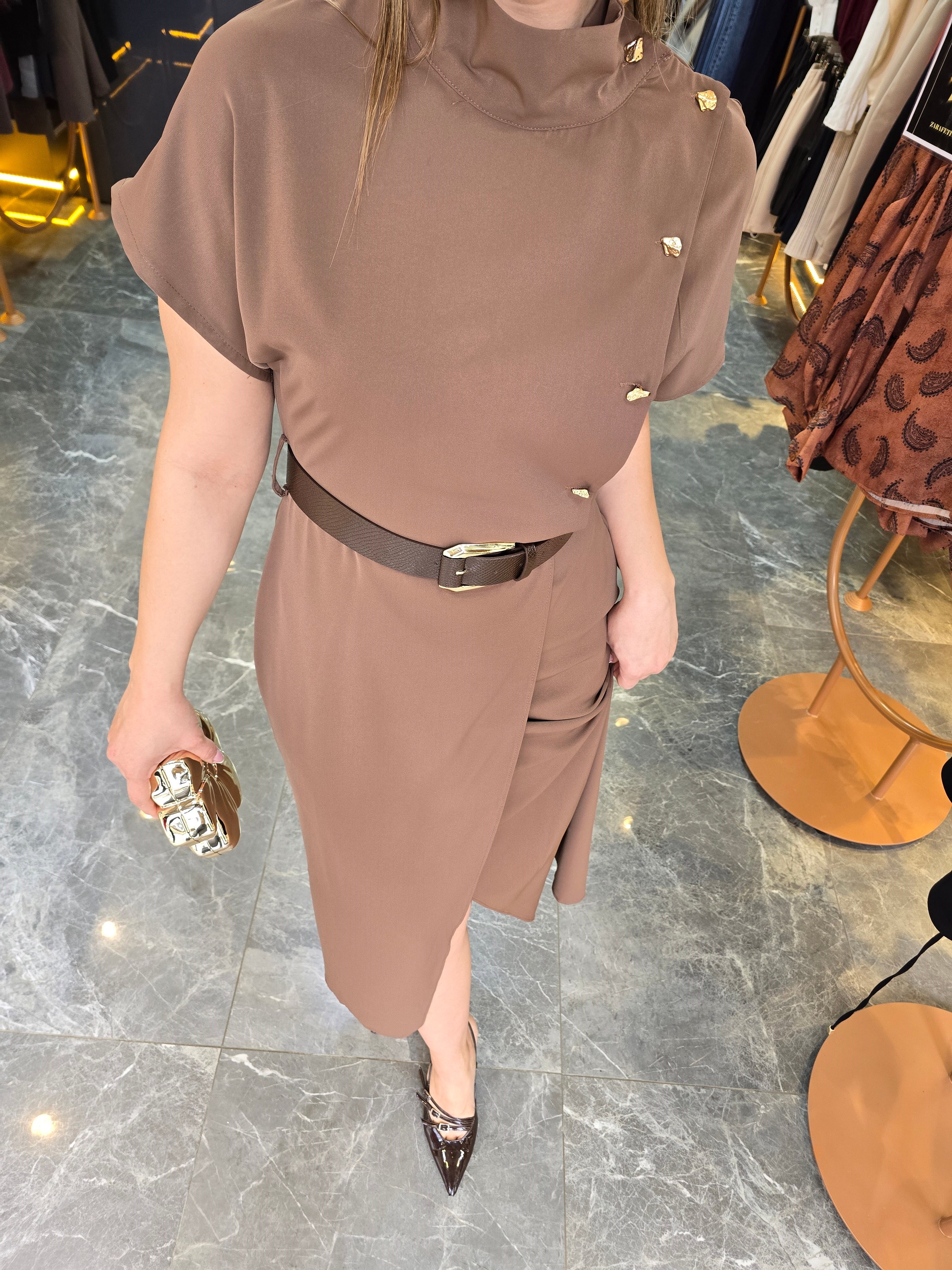 KAHVE DÜĞMELİ ELBİSE 