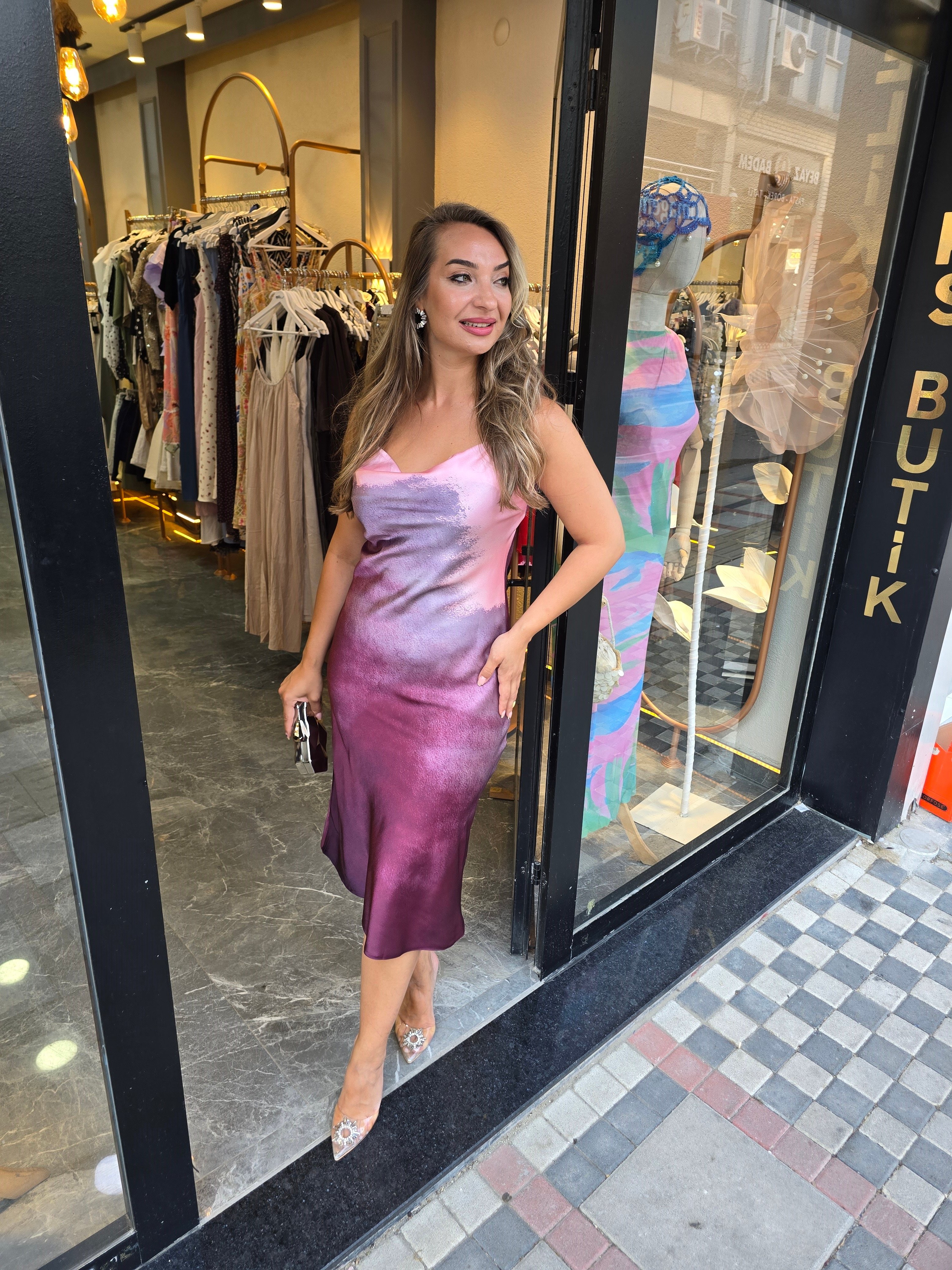 PEMBE GEÇİŞLİ PAMUK SATEN ELBİSE