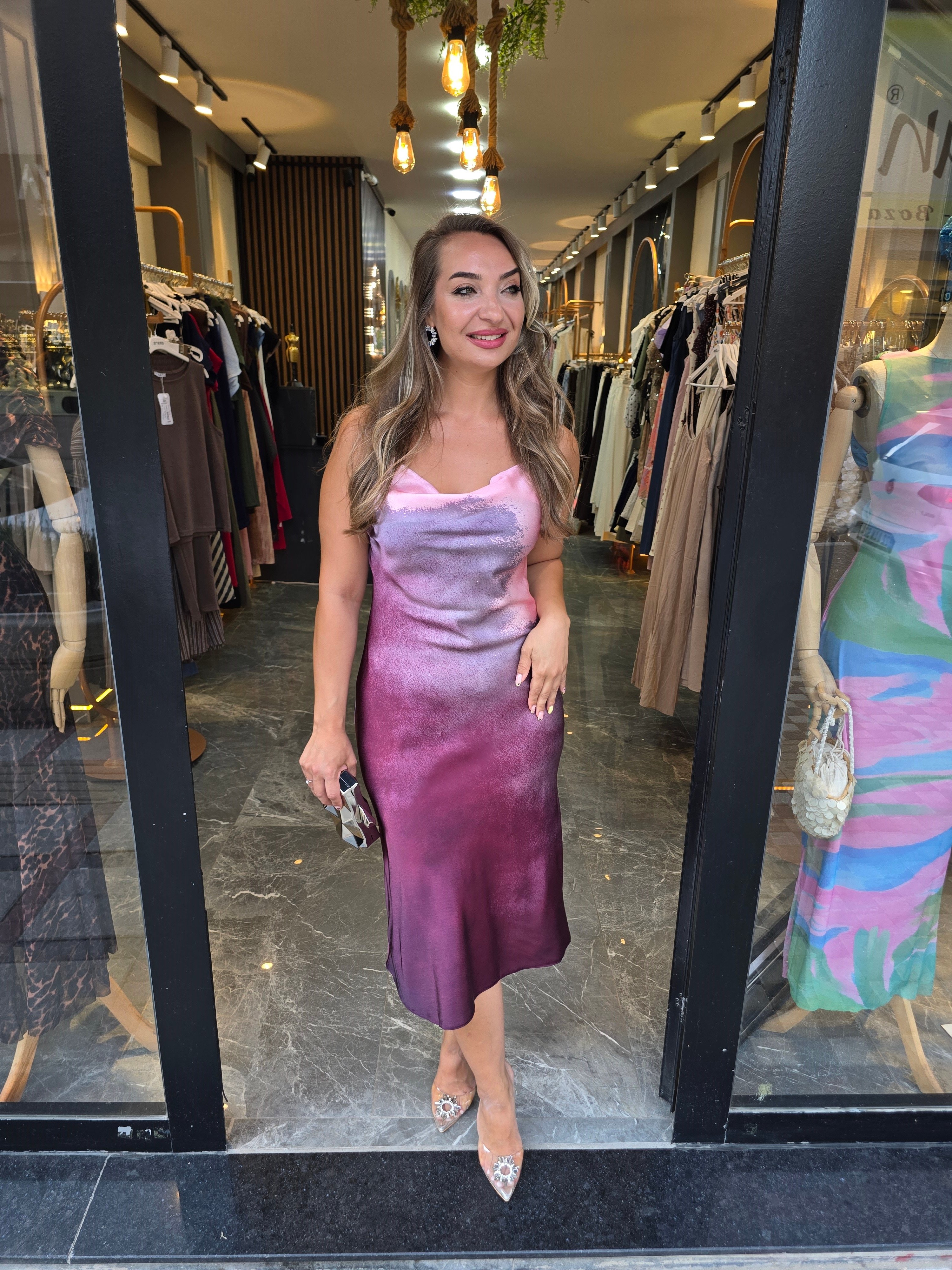PEMBE GEÇİŞLİ PAMUK SATEN ELBİSE