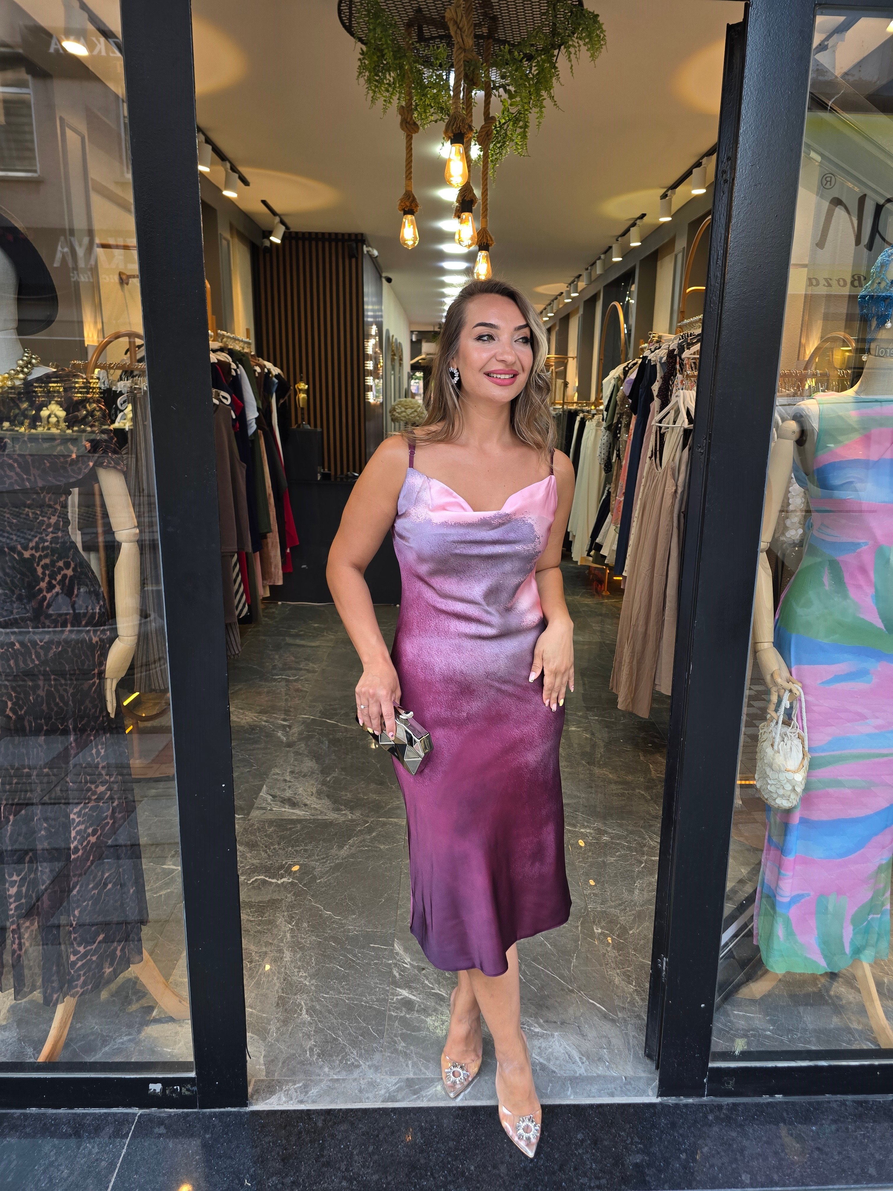 PEMBE GEÇİŞLİ PAMUK SATEN ELBİSE