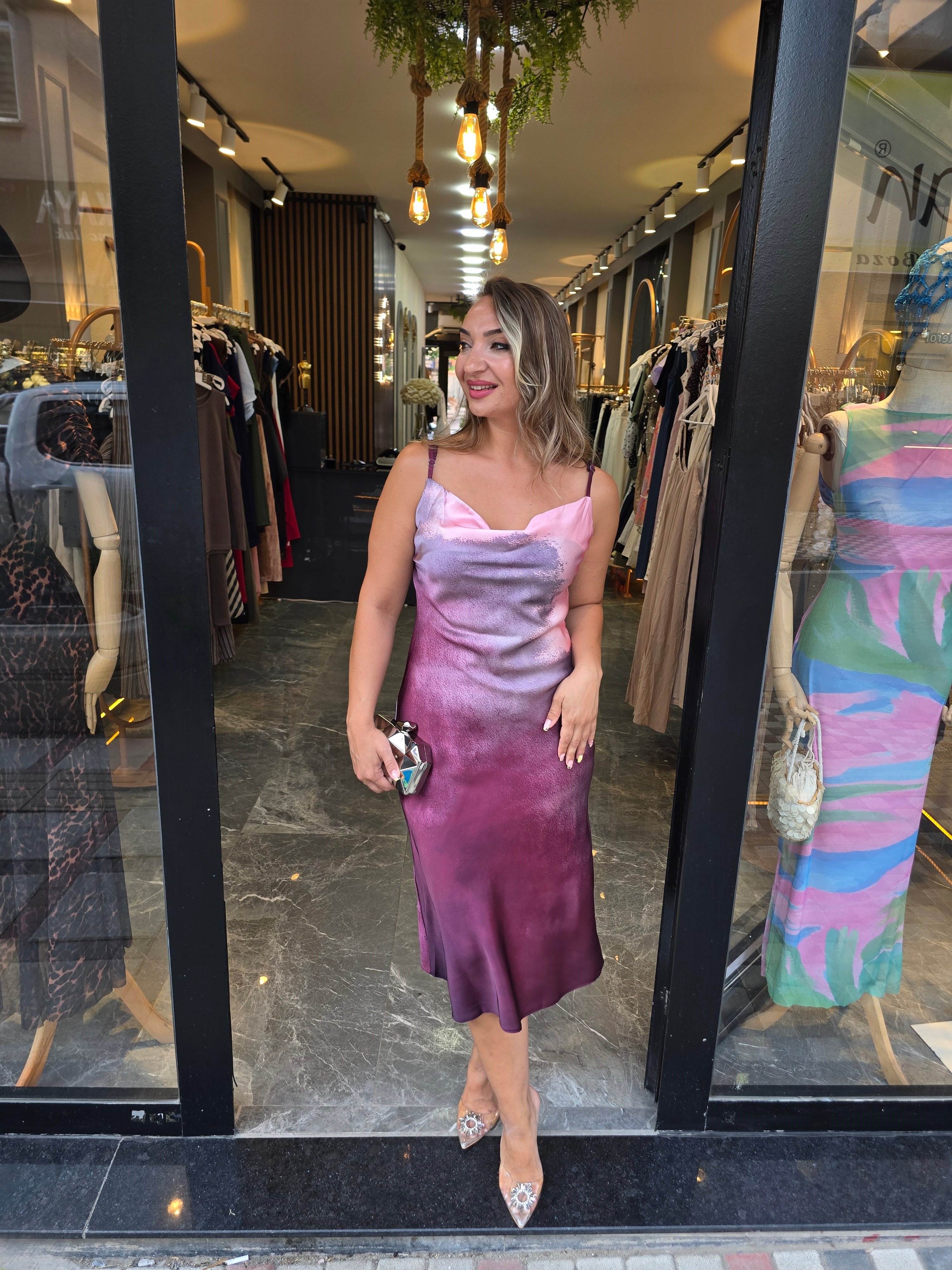 PEMBE GEÇİŞLİ PAMUK SATEN ELBİSE