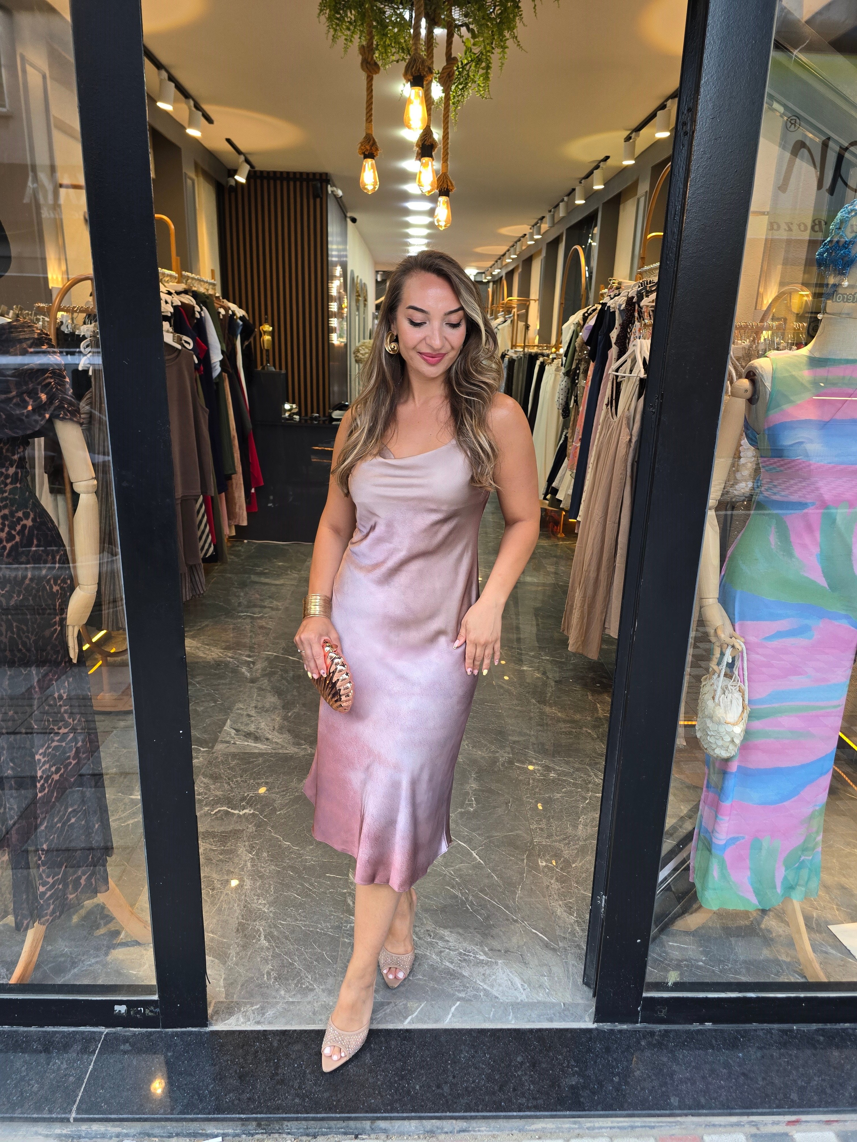 PUDRA SOFT GEÇİŞLİ SATEN ASKILI ELBİSE
