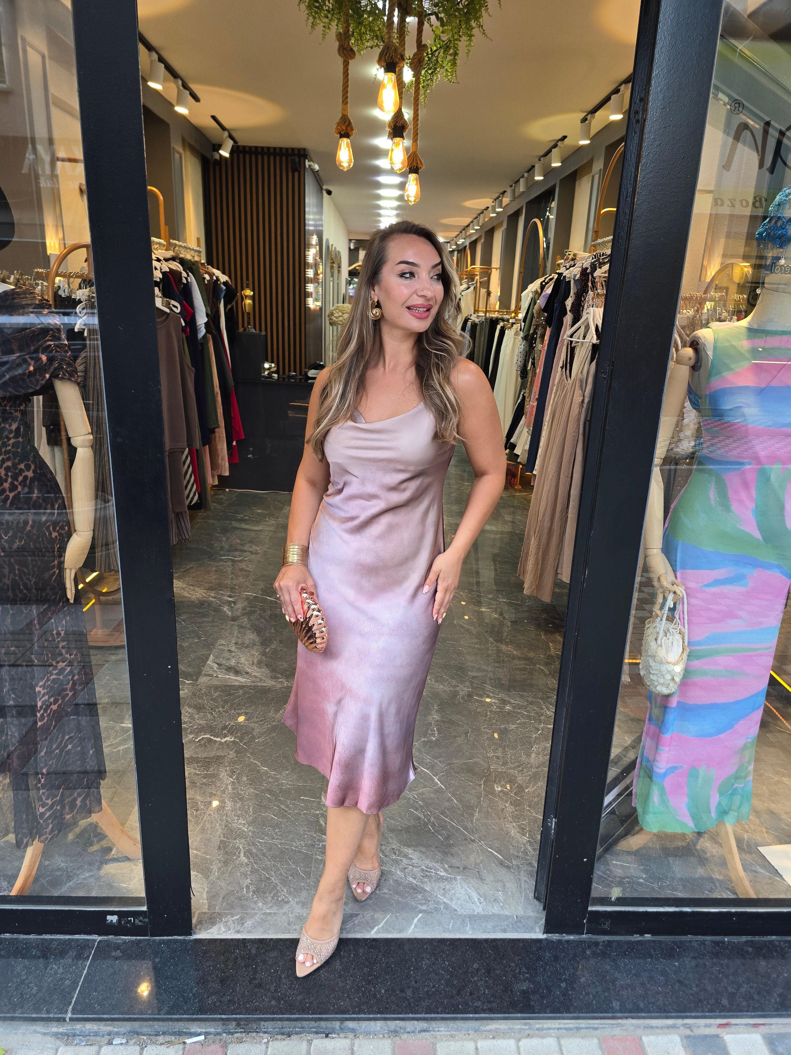 PUDRA SOFT GEÇİŞLİ SATEN ASKILI ELBİSE