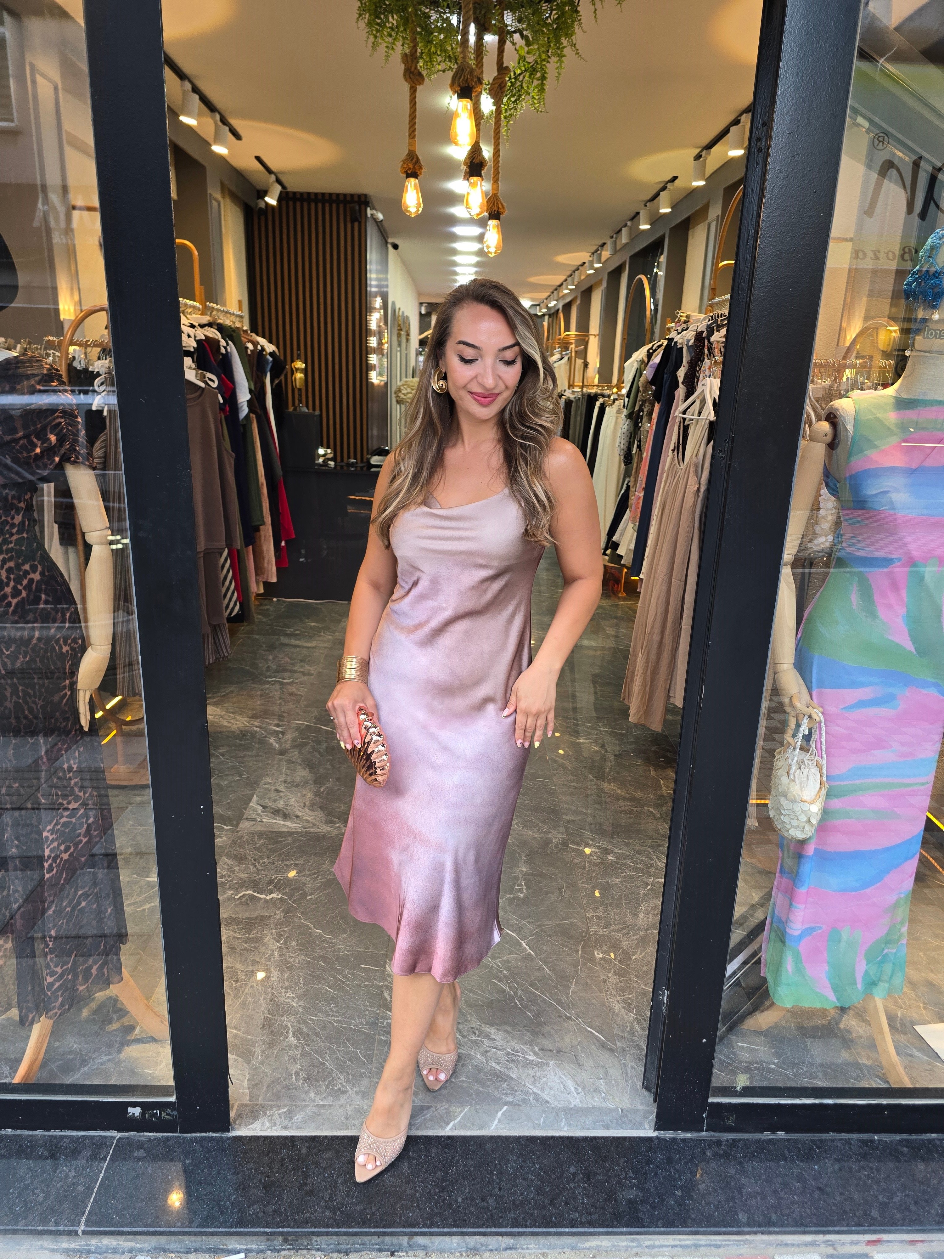 PUDRA SOFT GEÇİŞLİ SATEN ASKILI ELBİSE