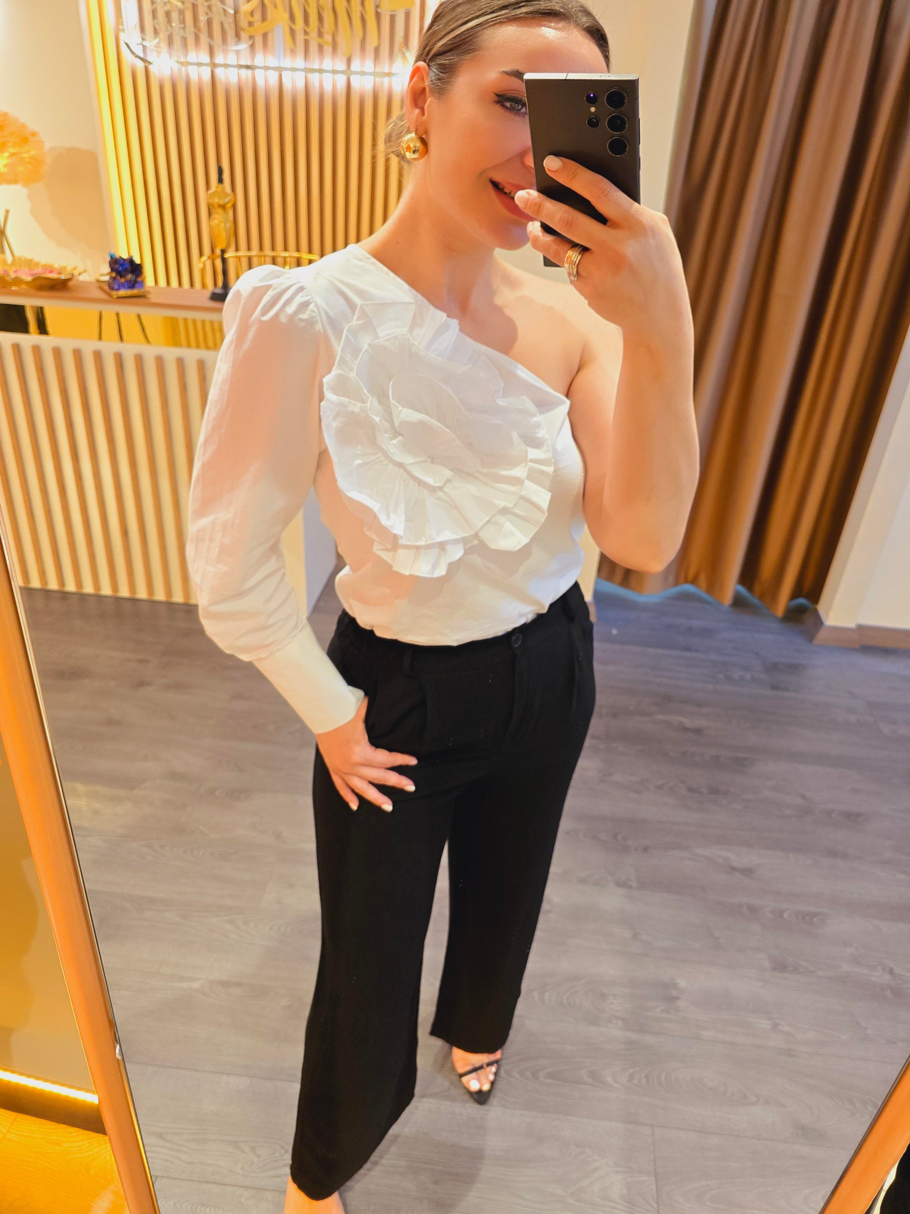 TEK OMUZ GÜL DETAYLI %100 COTON BLUZ