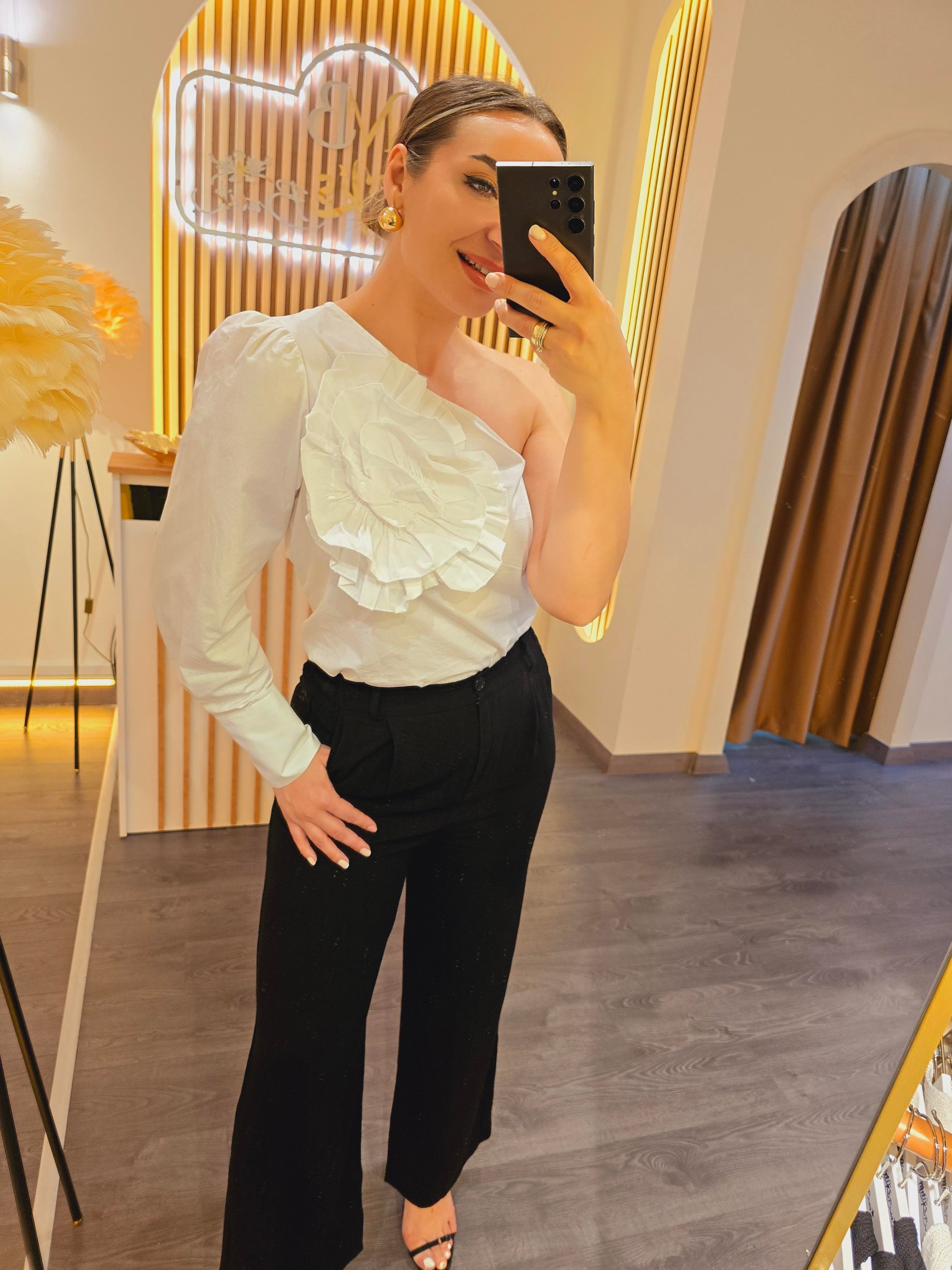TEK OMUZ GÜL DETAYLI %100 COTON BLUZ