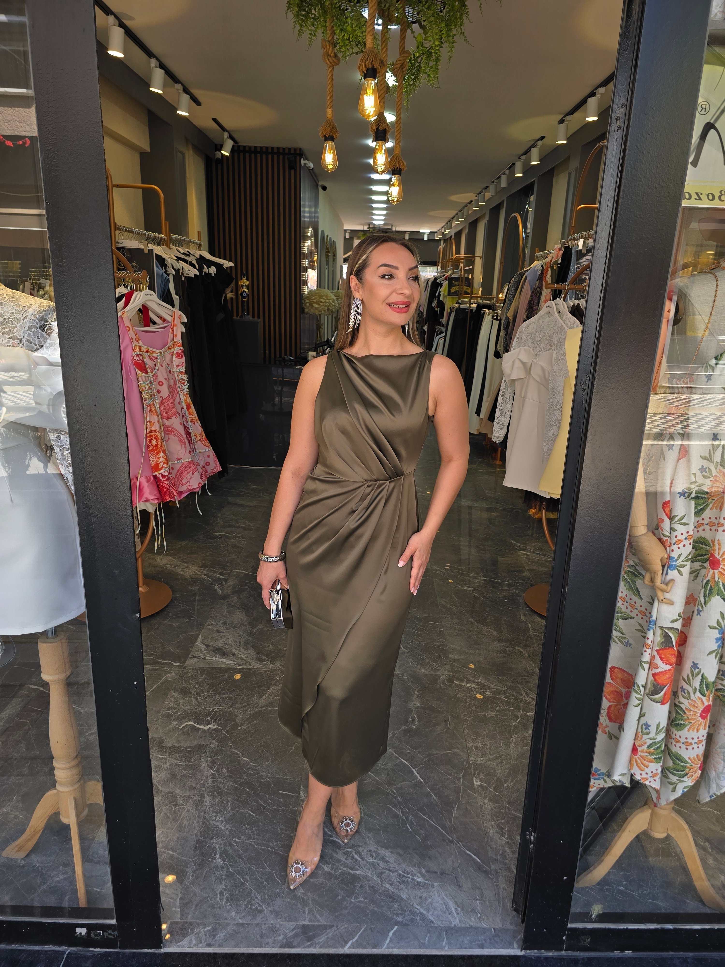 YEŞİL SATEN ELBİSE