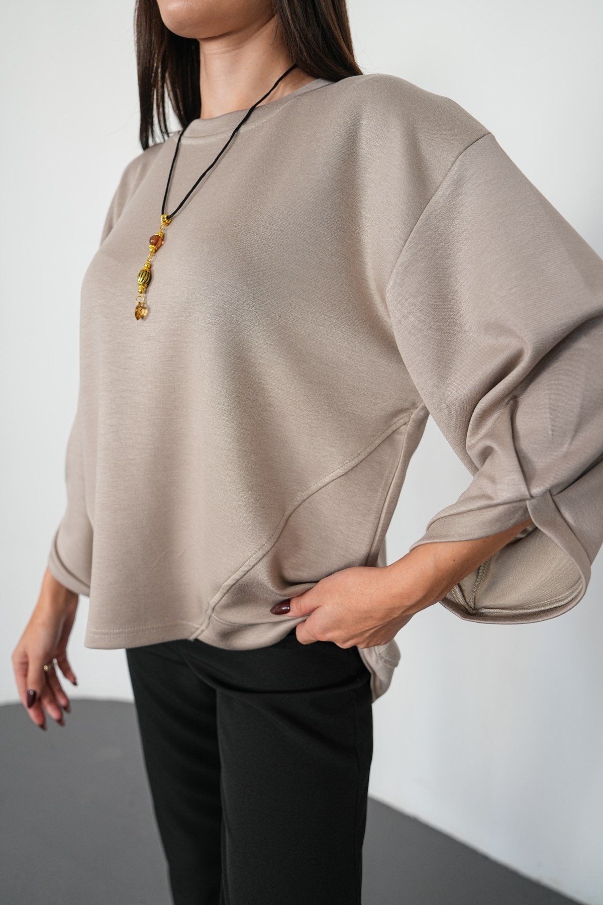 Asimetrik Dikiş Detaylı Kolyeli Sweat