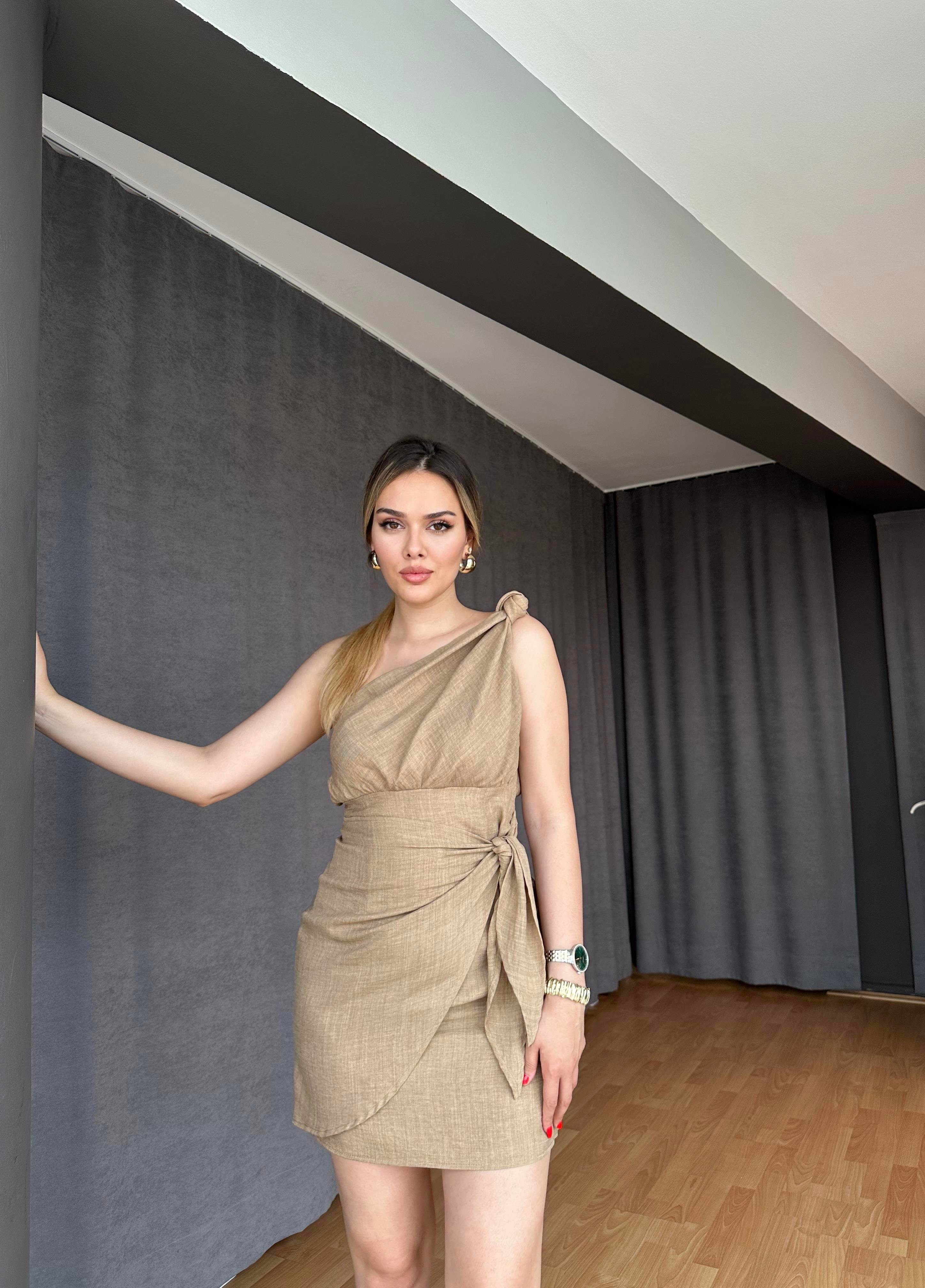 Tek Omuz Düğüm Detaylı Elbise-Camel