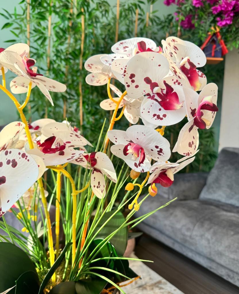 Yapay Çiçek 4lü Bordo Çilli Beyaz Islak Orkide Metal Yuvarlak Gold Vazoda Orkide 50cm