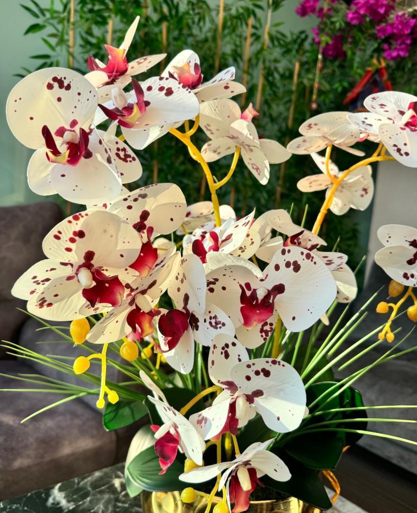 Yapay Çiçek 4lü Bordo Çilli Beyaz Islak Orkide Metal Yuvarlak Gold Vazoda Orkide 50cm